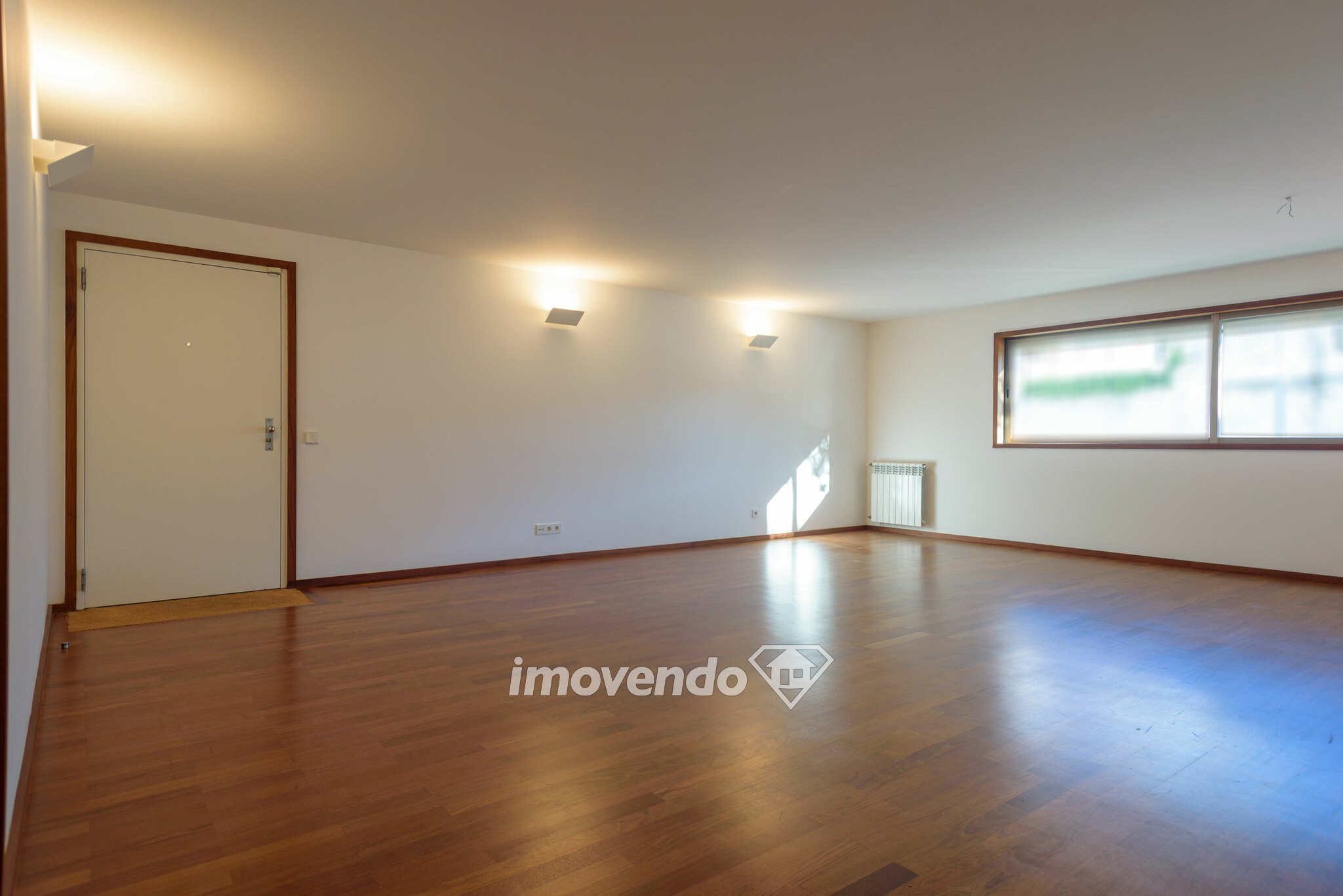Apartamento T4, com lugares de estacionamento e áreas amplas, no Porto