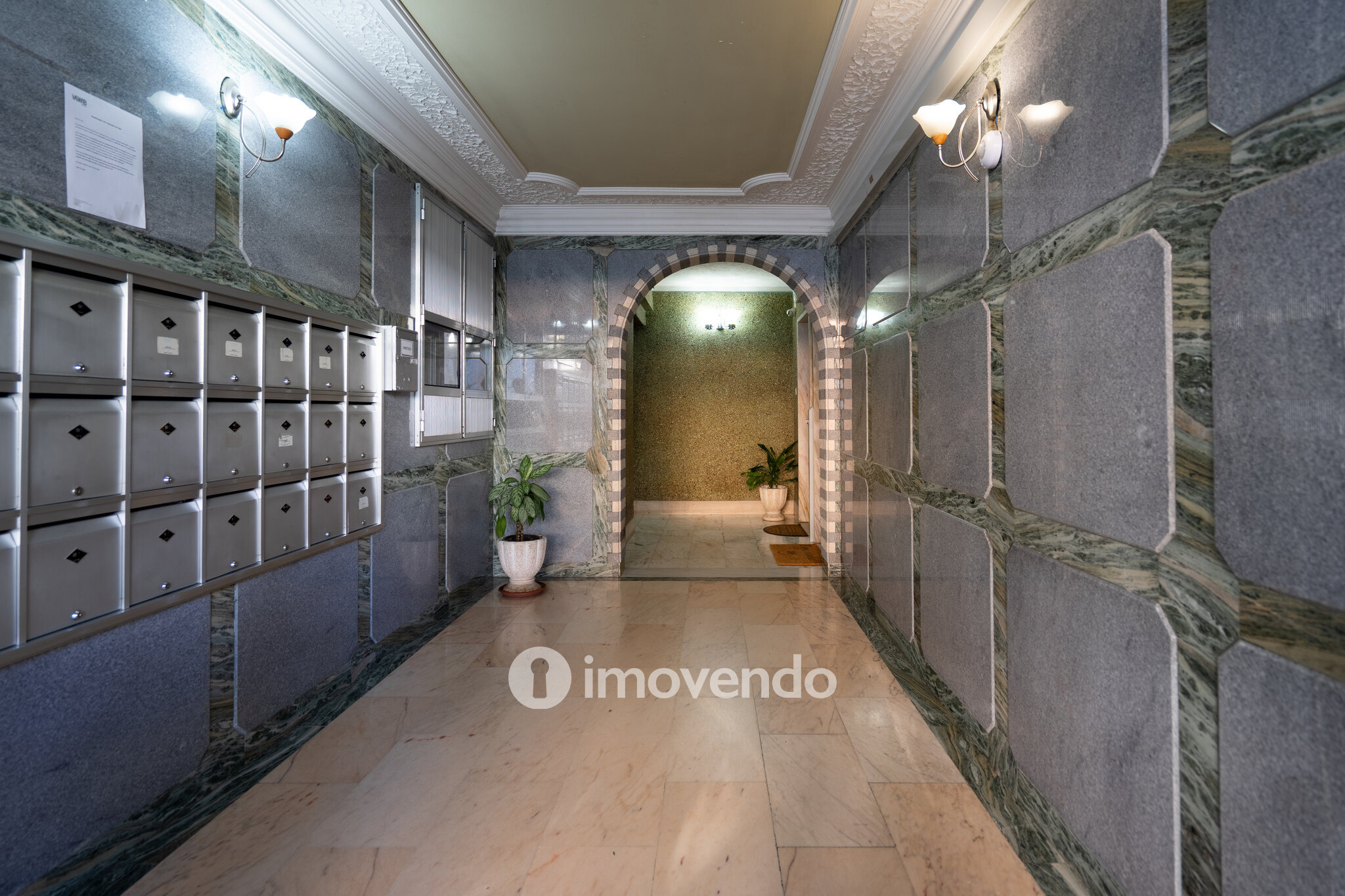 Apartamento T2, totalmente renovado e com áreas amplas, em Benfica
