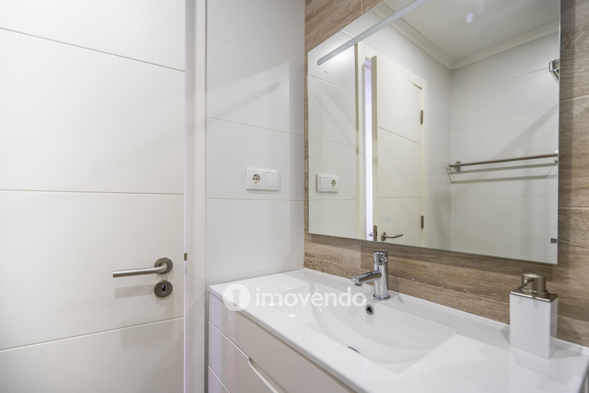 Apartamento T2, totalmente renovado e com áreas amplas, em Benfica