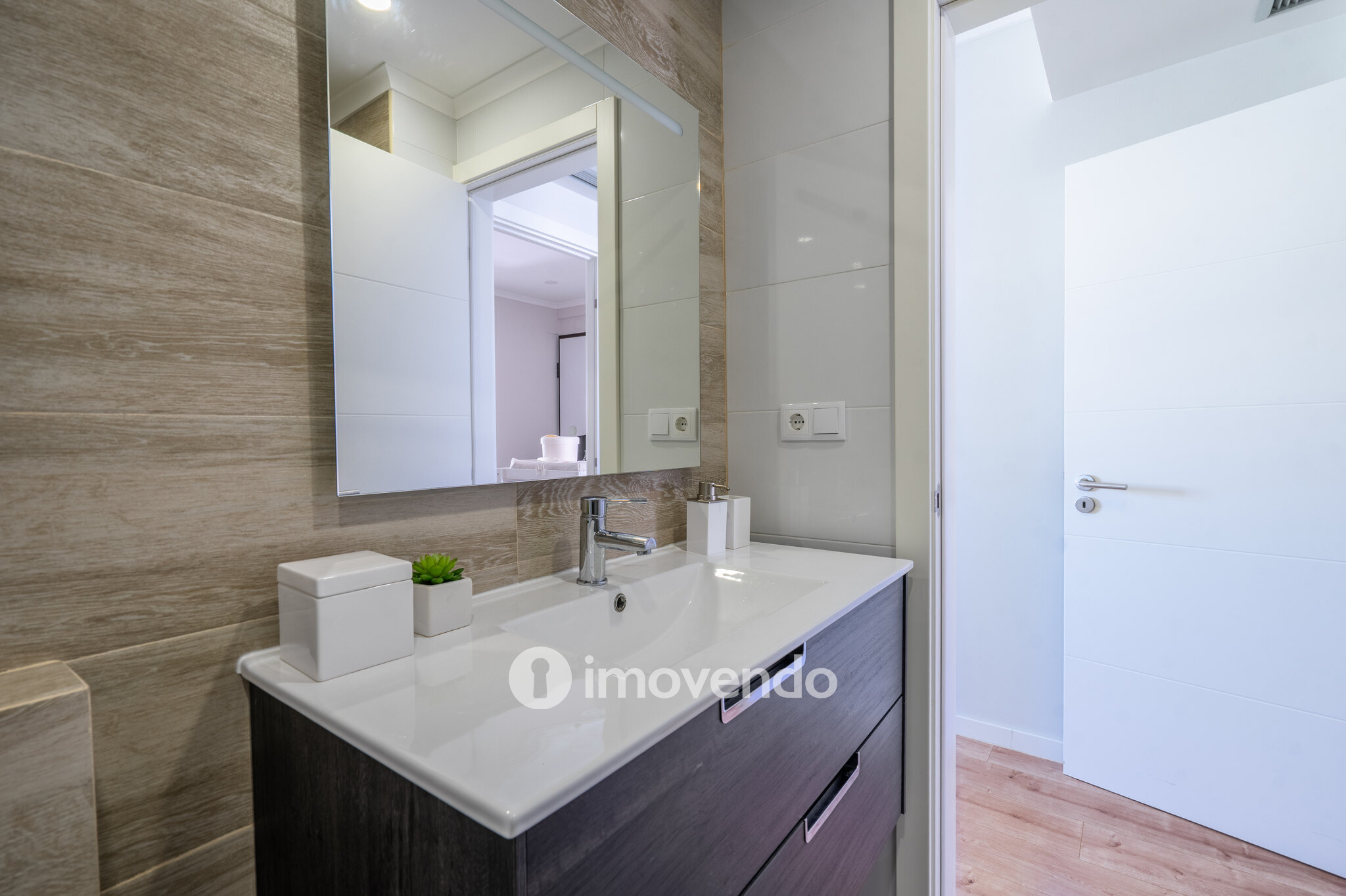 Apartamento T2, totalmente renovado e com áreas amplas, em Benfica
