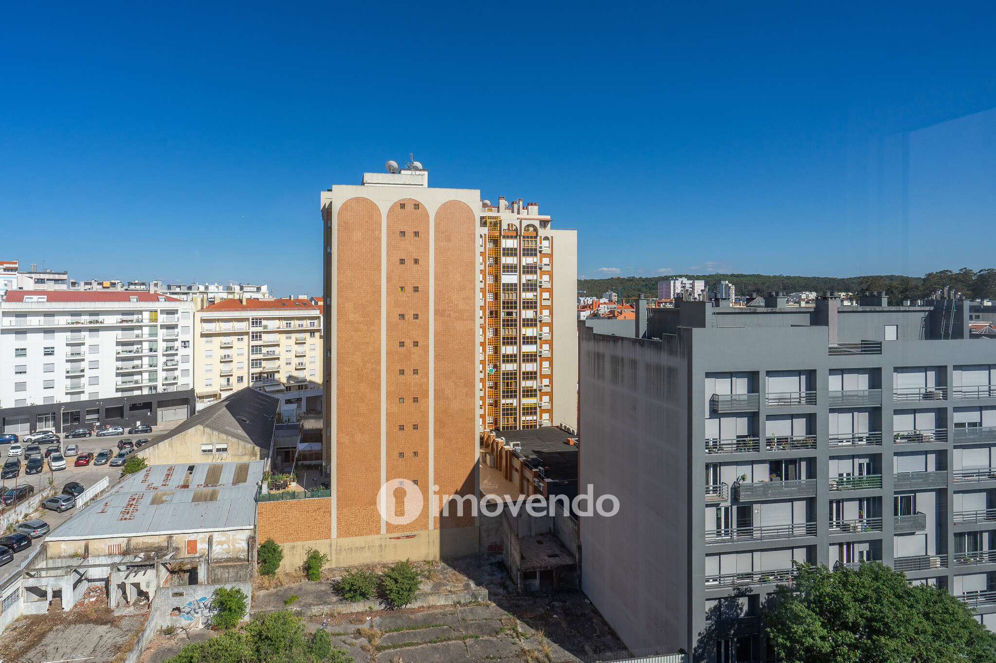 Apartamento T2, totalmente renovado e com áreas amplas, em Benfica
