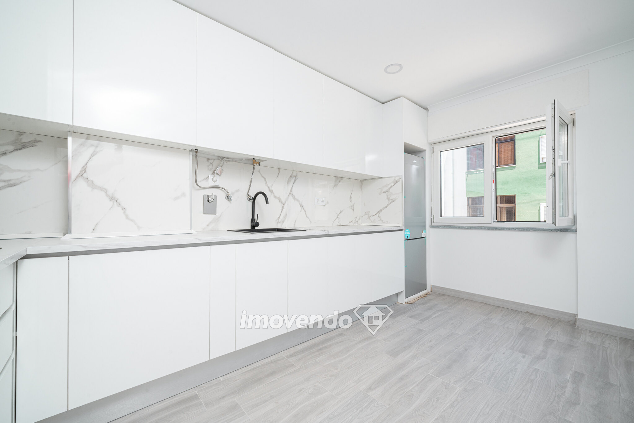 Apartamento T2 remodelado, com cozinha equipada, na Baixa da Banheira
