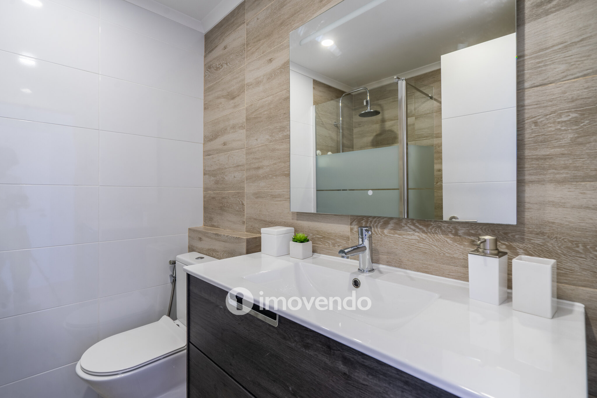 Apartamento T2, totalmente renovado e com áreas amplas, em Benfica