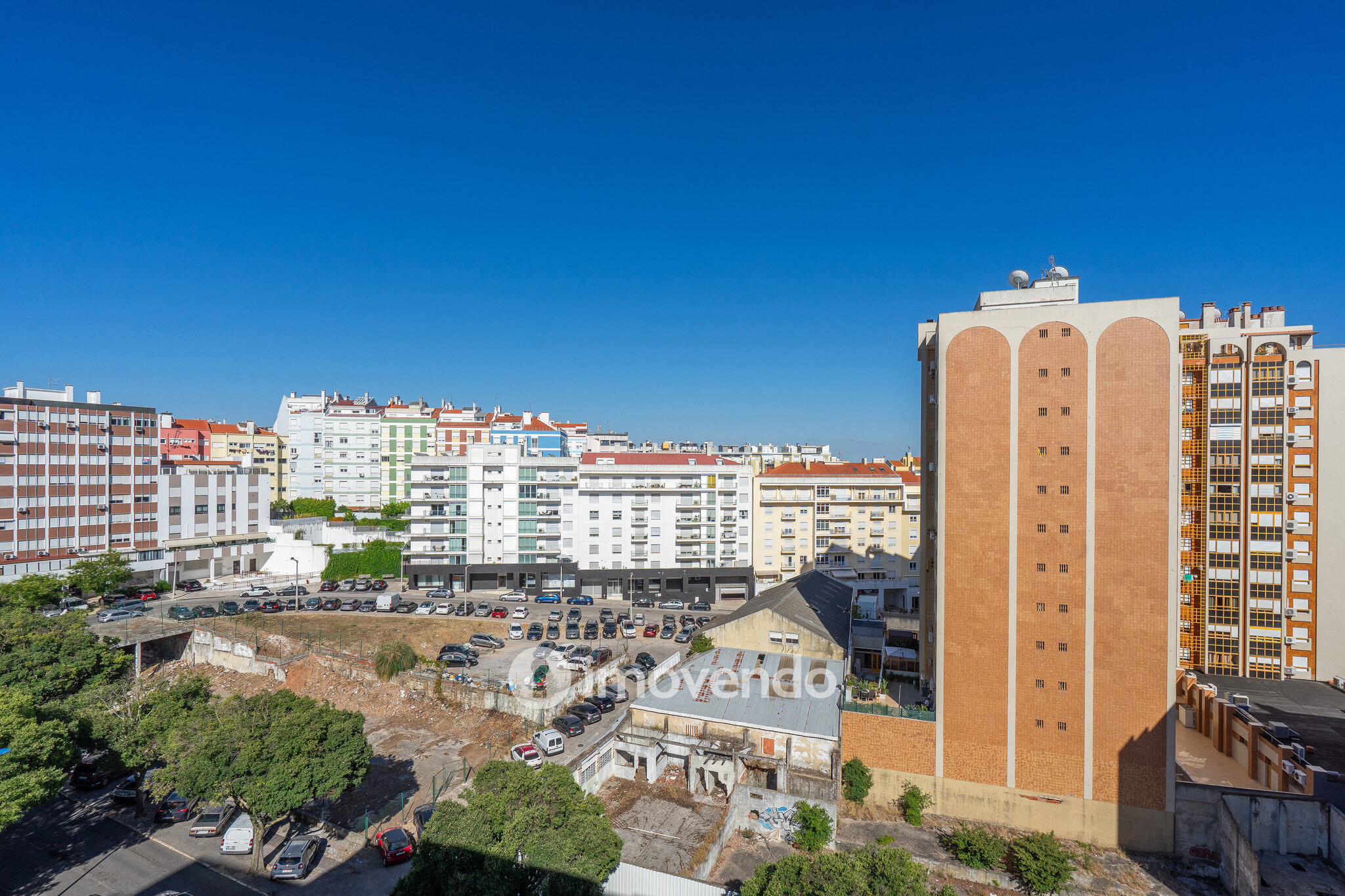 Apartamento T2, totalmente renovado e com áreas amplas, em Benfica