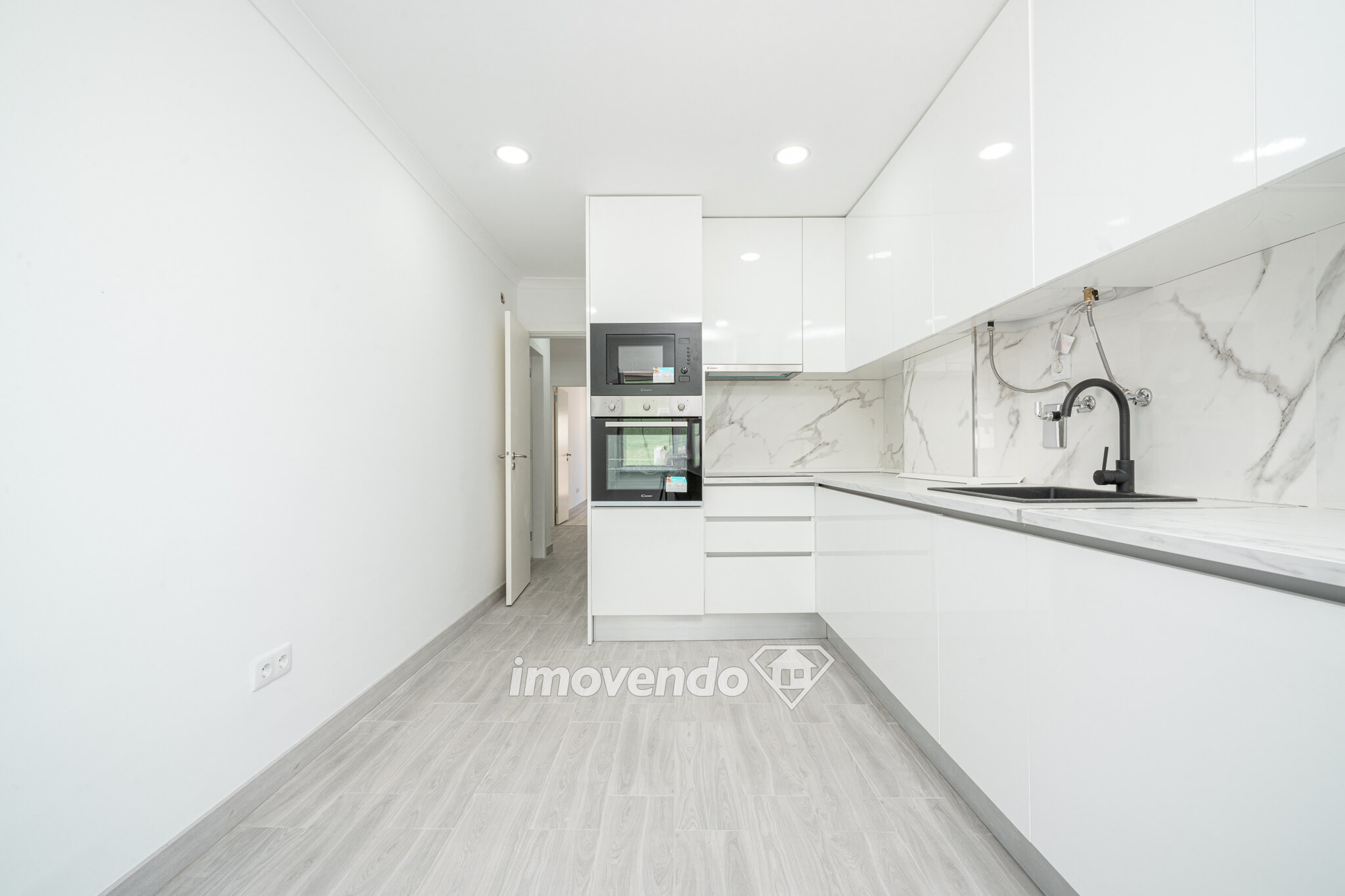 Apartamento T2 remodelado, com cozinha equipada, na Baixa da Banheira
