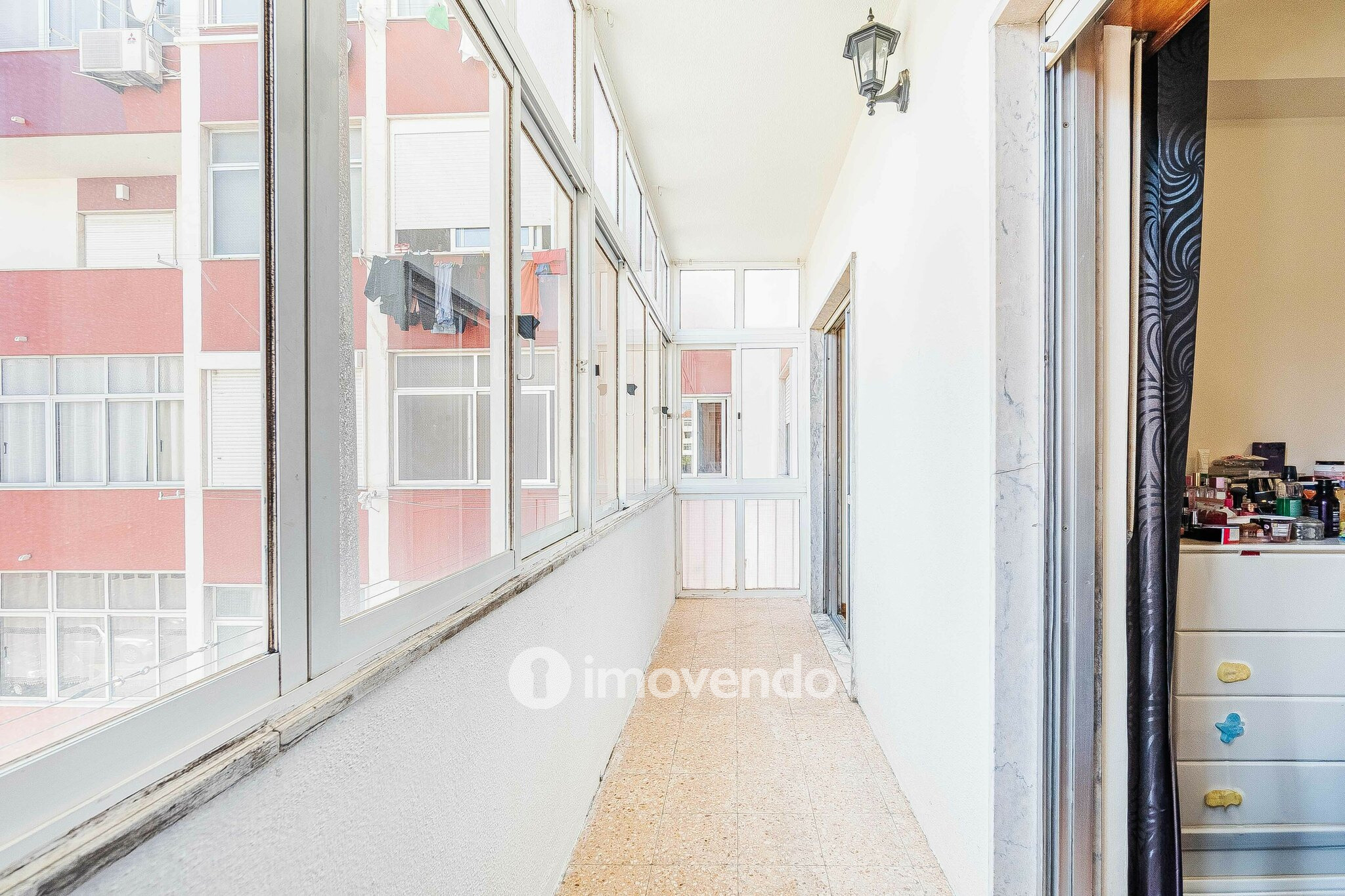 Apartamento T2, com arrecadação, no centro de Corroios