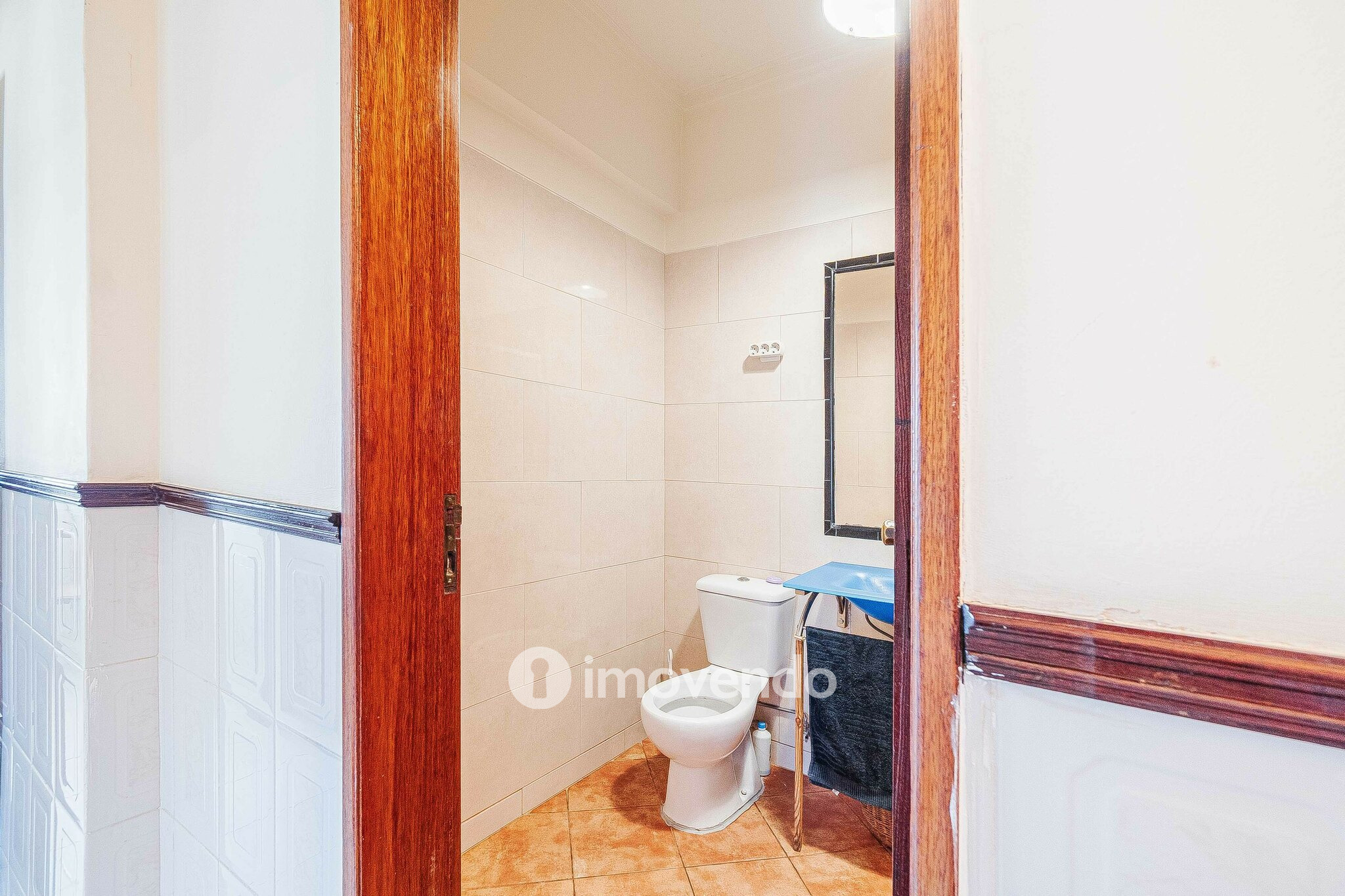 Apartamento T2, com arrecadação, no centro de Corroios