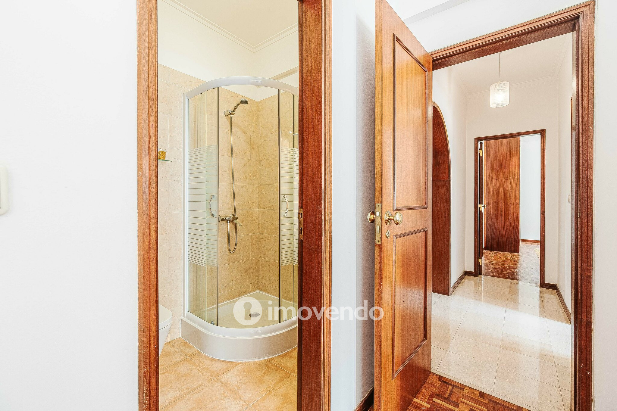 Apartamento T3, com áreas amplas e arrecadação, em Massamá