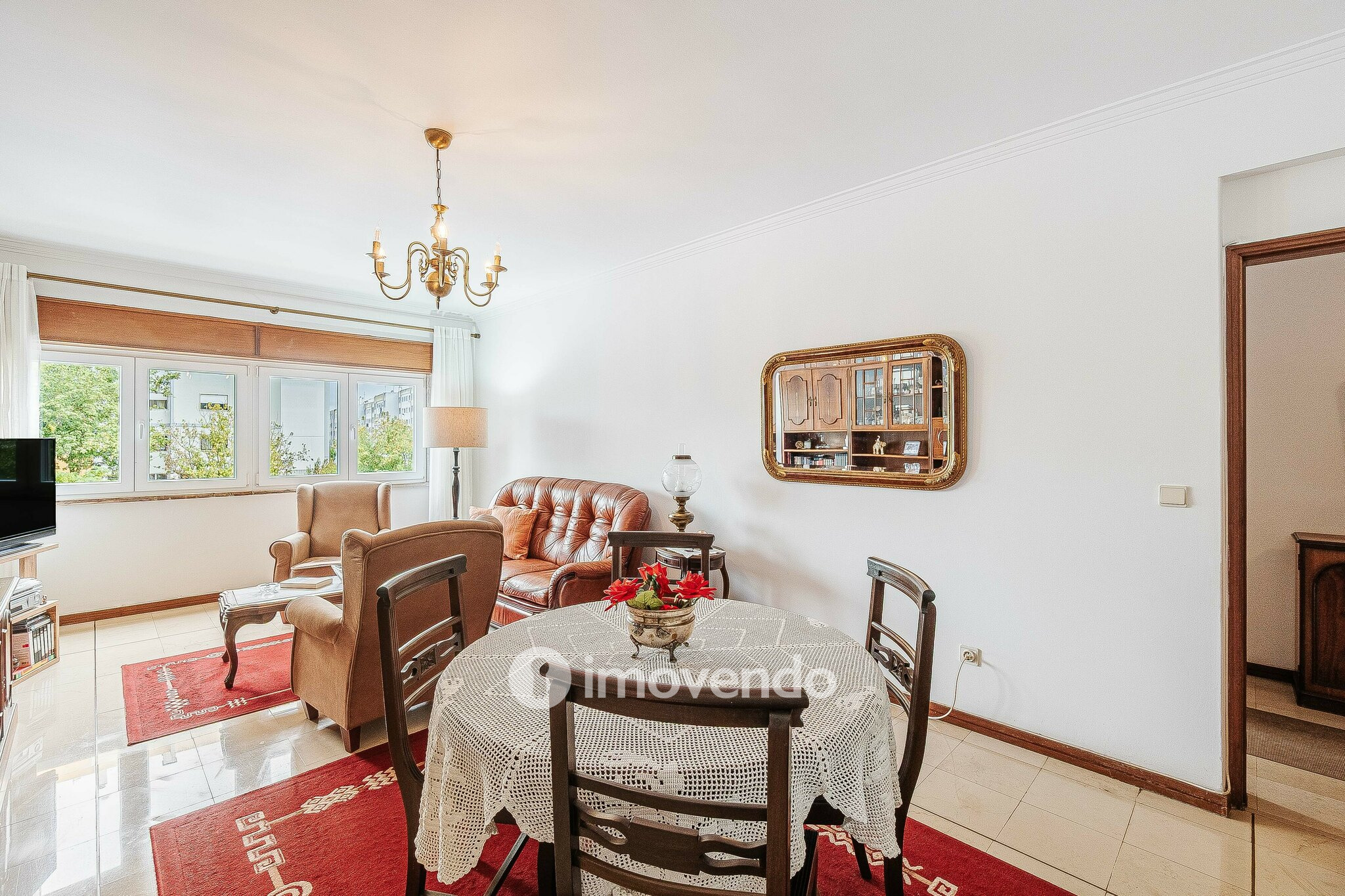 Apartamento T3, com áreas amplas e arrecadação, em Massamá