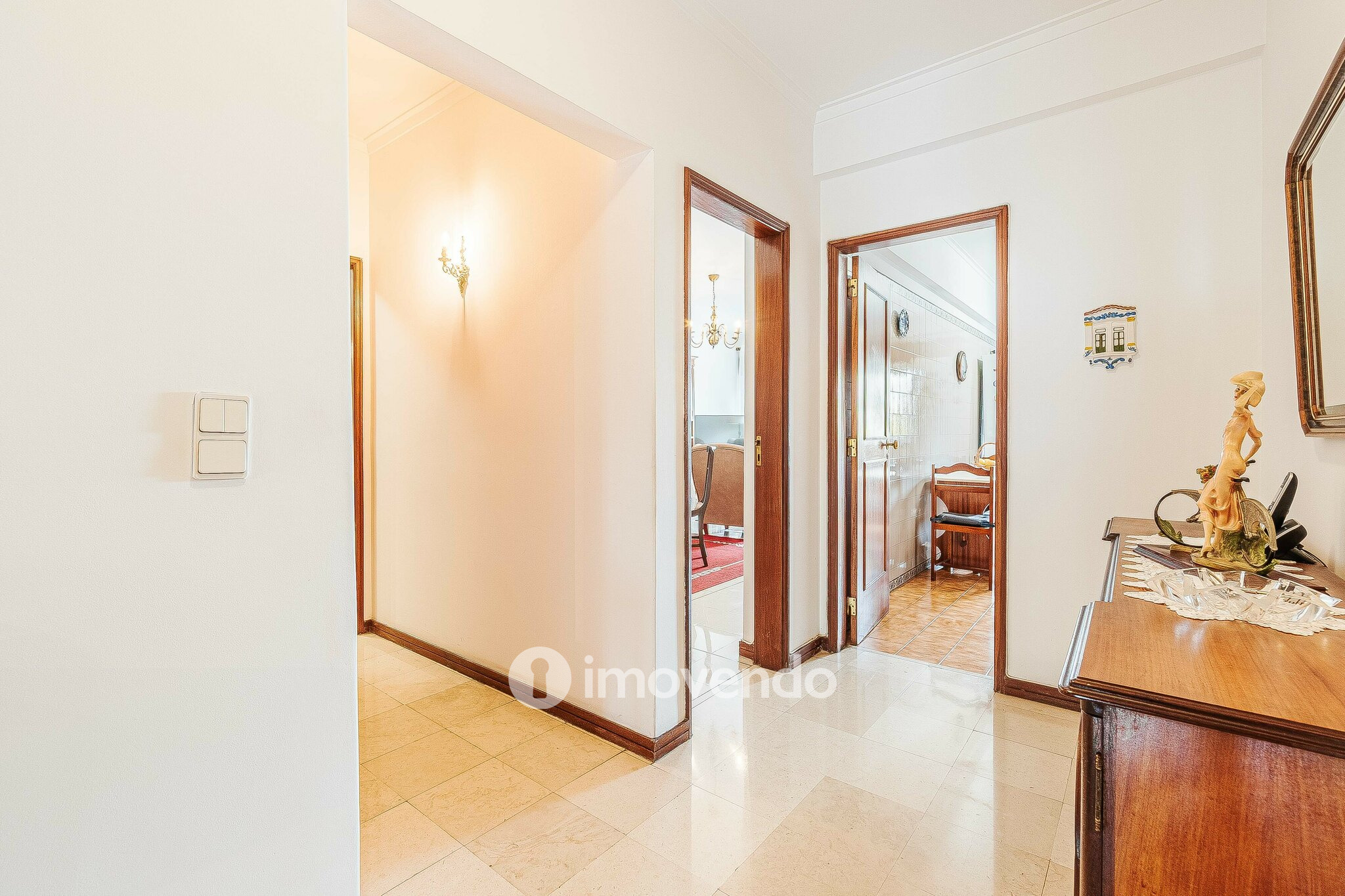 Apartamento T3, com áreas amplas e arrecadação, em Massamá