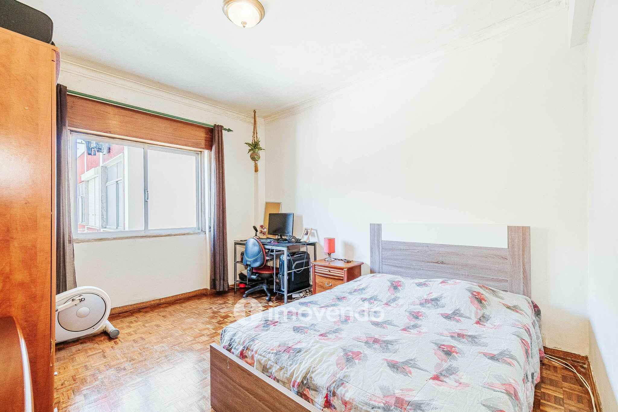 Apartamento T2, com arrecadação, no centro de Corroios