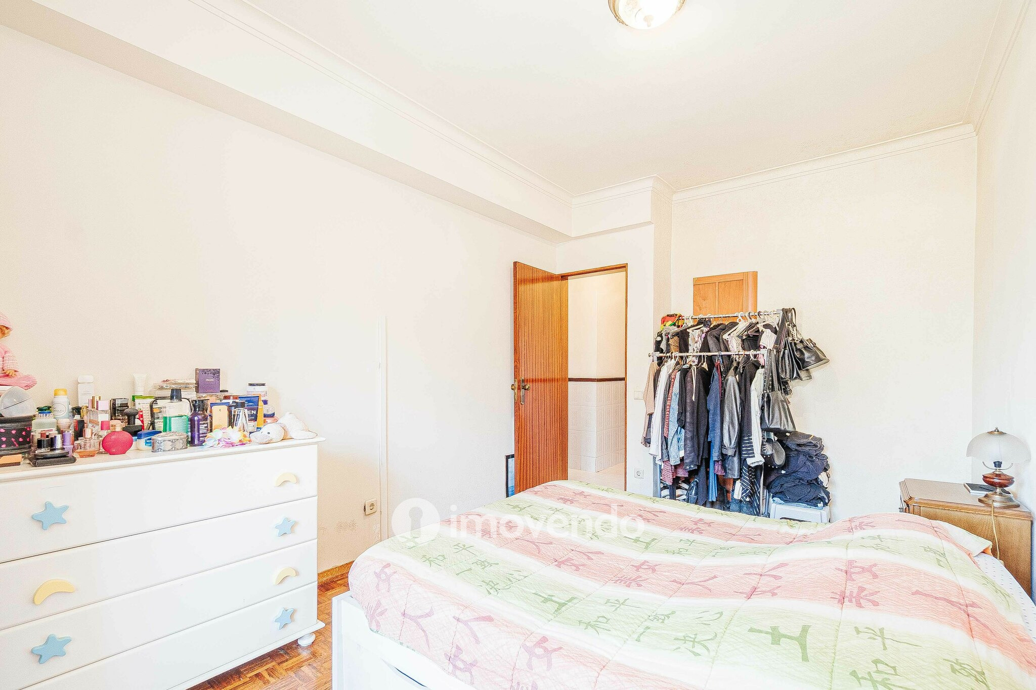 Apartamento T2, com arrecadação, no centro de Corroios