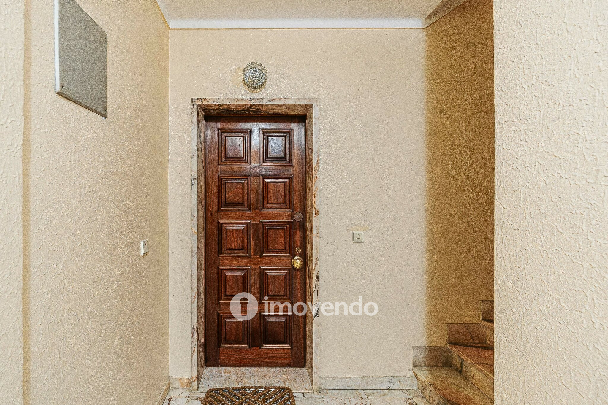 Apartamento T3, com áreas amplas e arrecadação, em Massamá