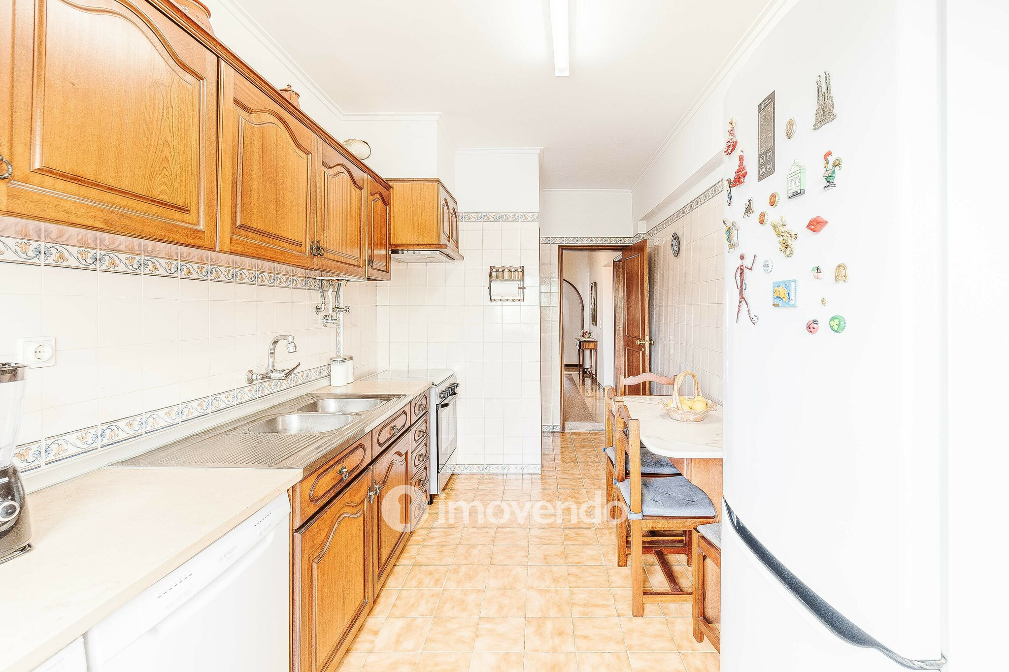 Apartamento T3, com áreas amplas e arrecadação, em Massamá