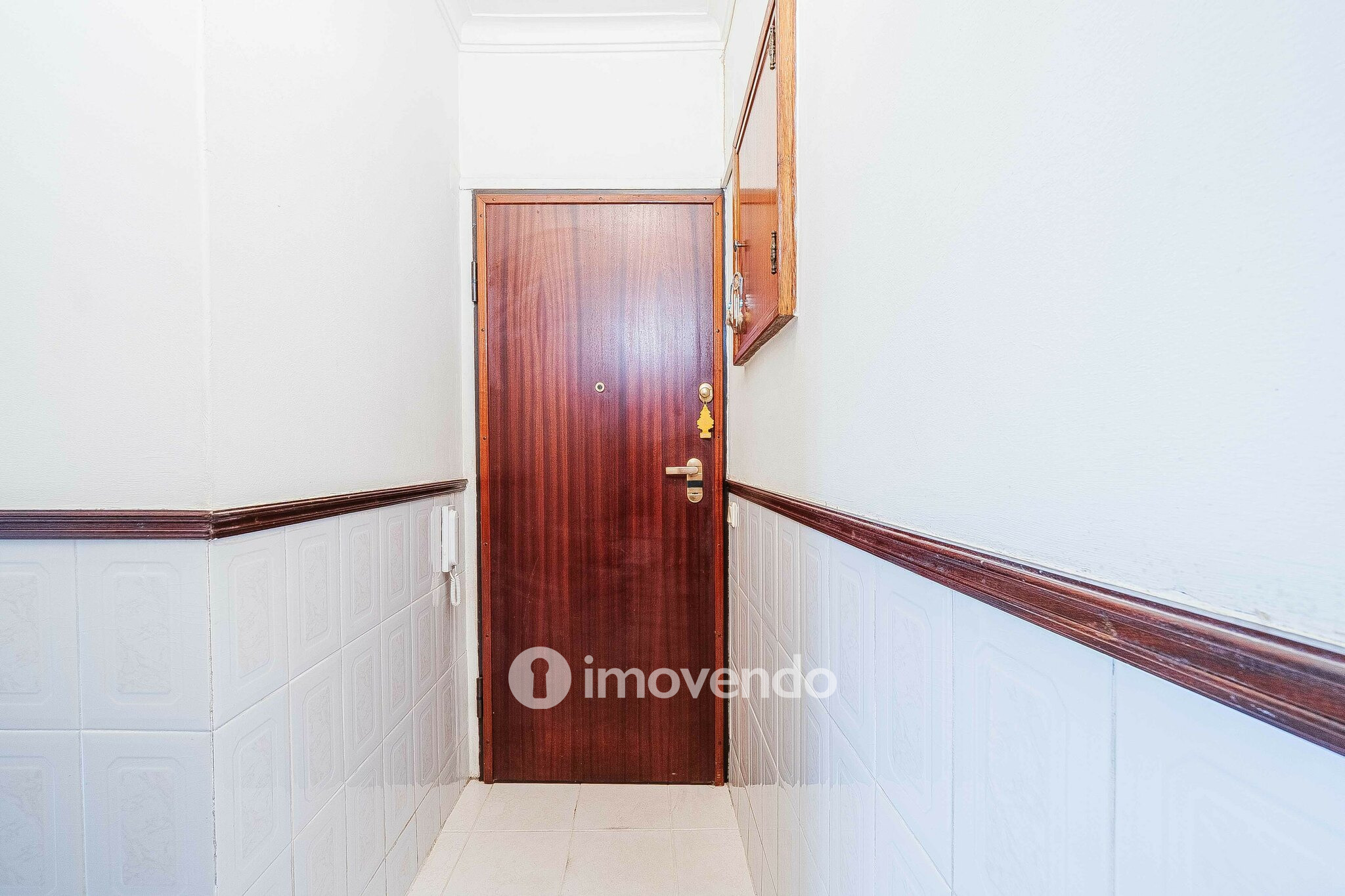 Apartamento T2, com arrecadação, no centro de Corroios