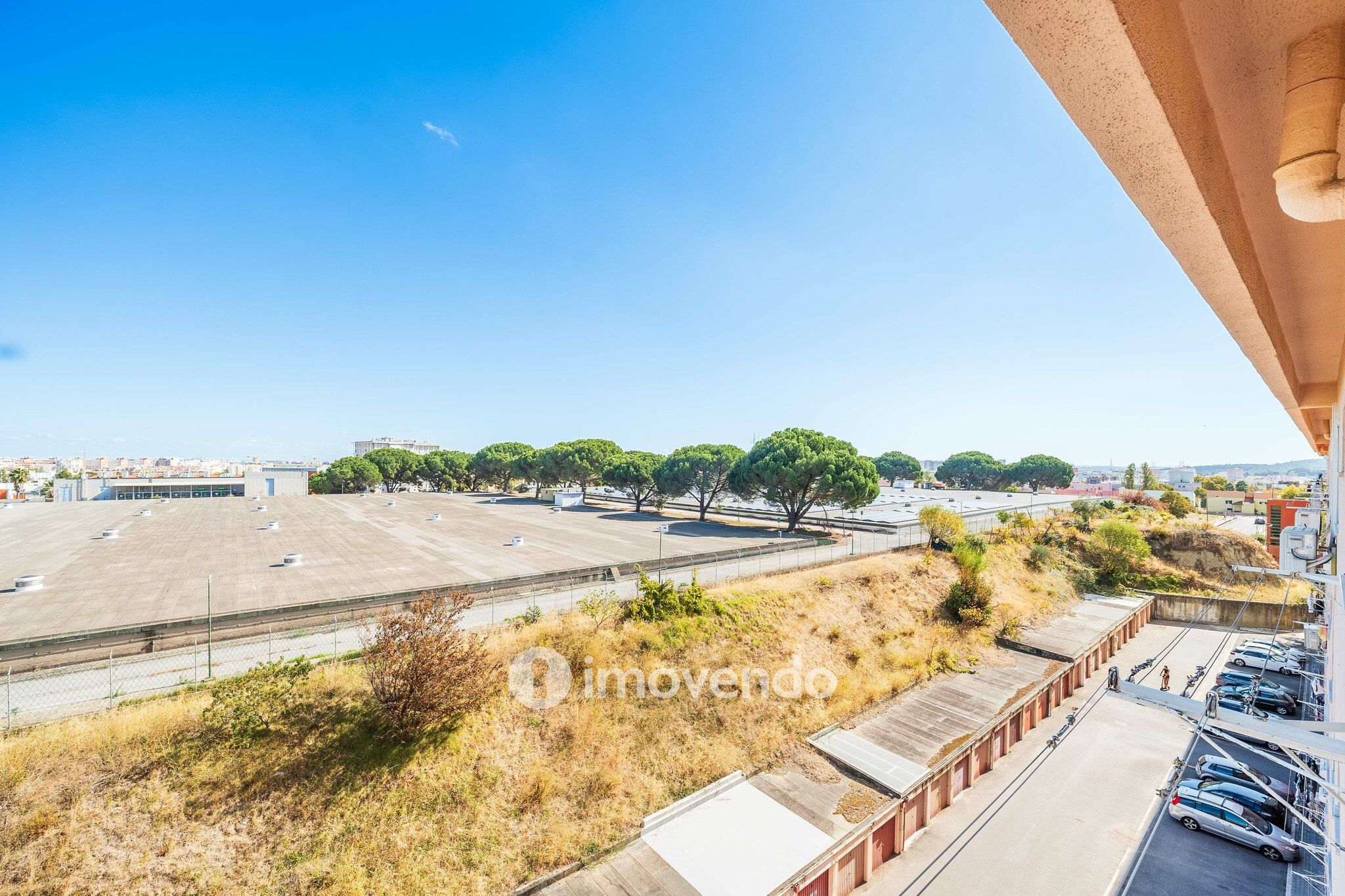 Apartamento T2 com boas áreas e muita luz natural, em Telheiras