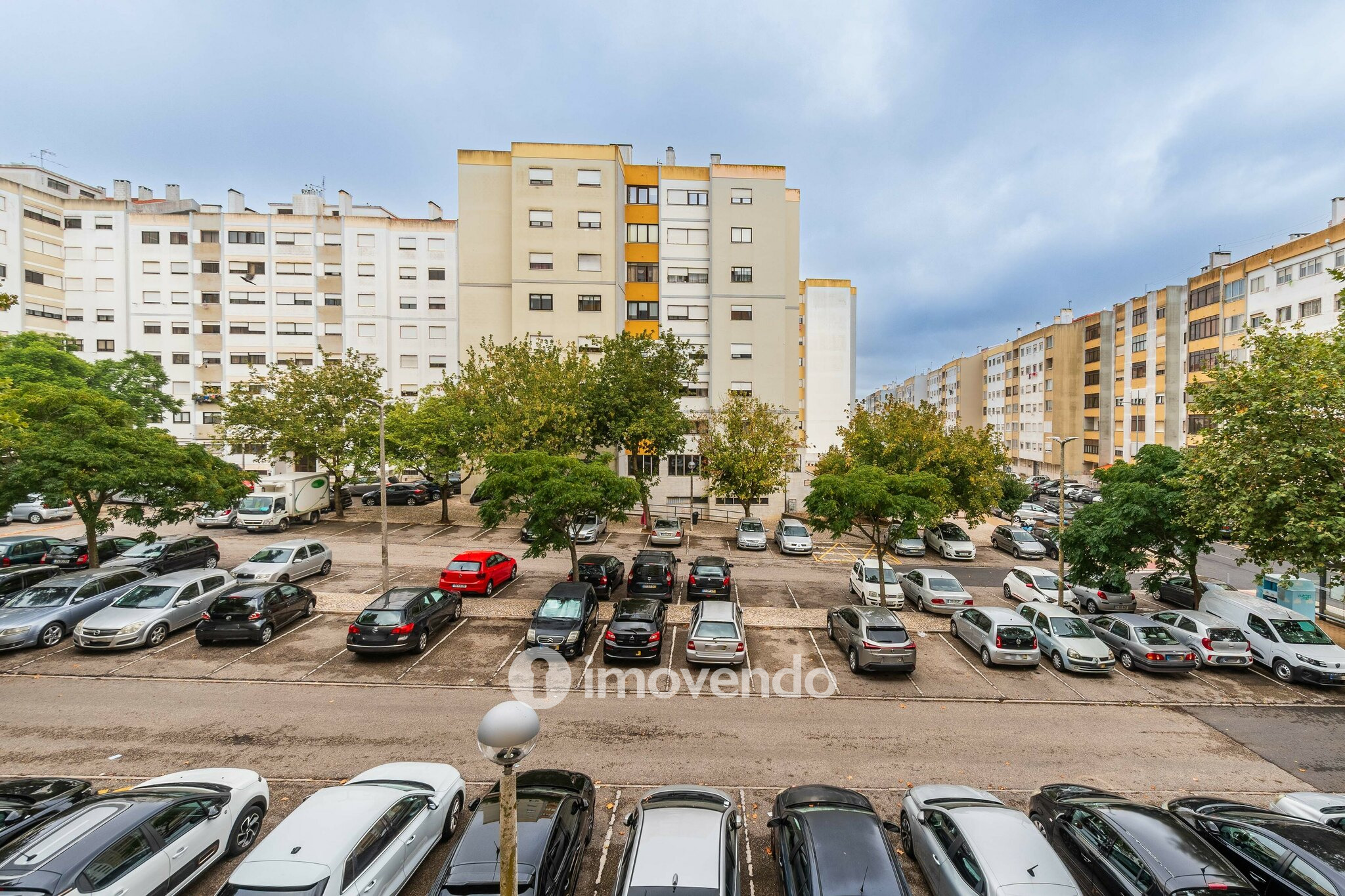 Apartamento T3, com áreas amplas e arrecadação, em Massamá