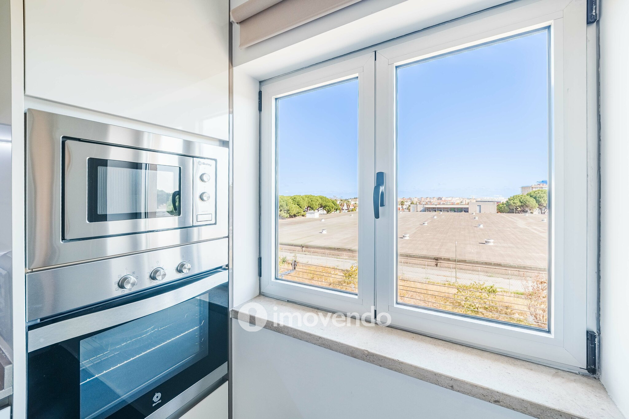 Apartamento T2 com boas áreas e muita luz natural, em Telheiras