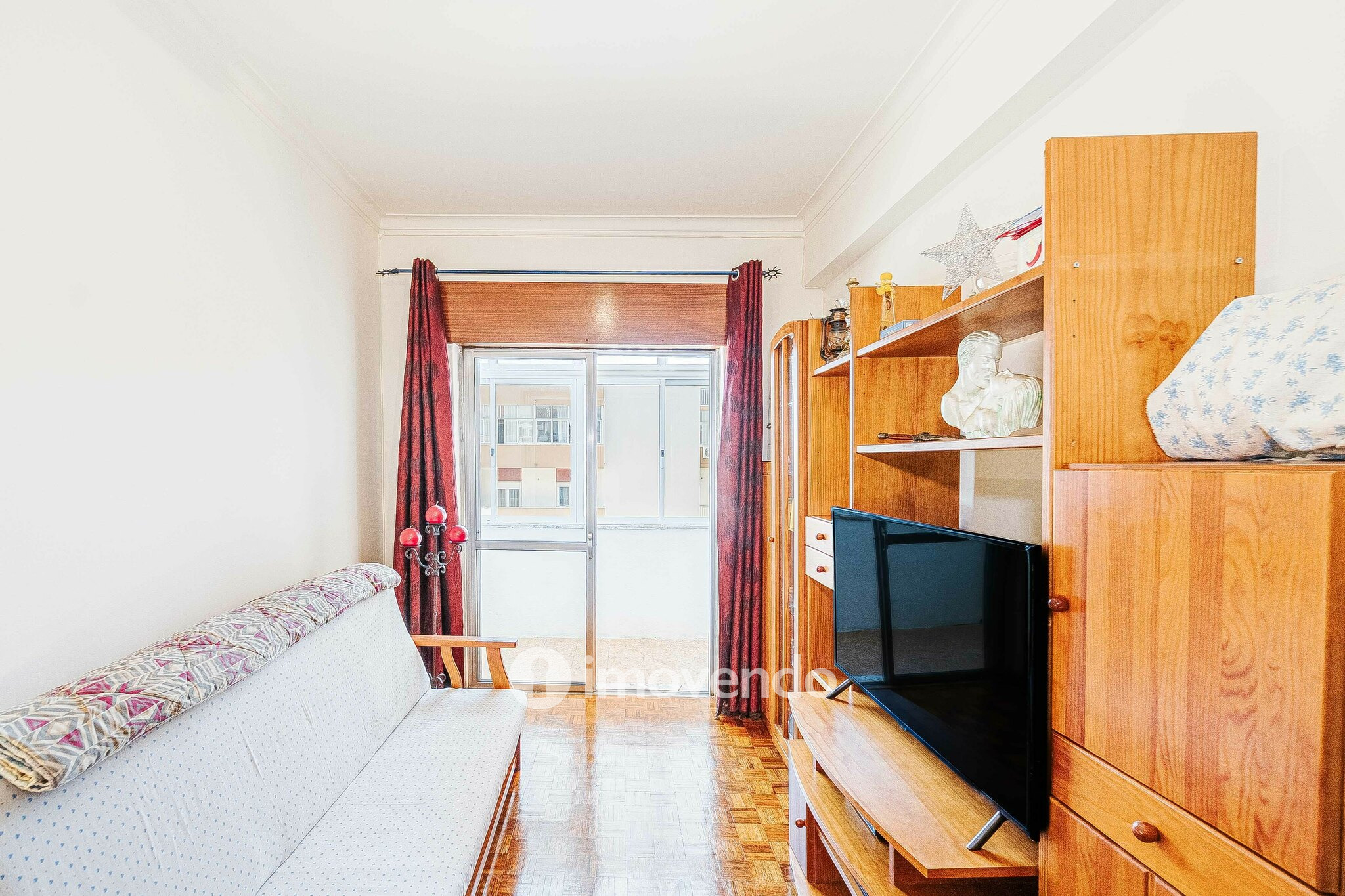 Apartamento T2, com arrecadação, no centro de Corroios
