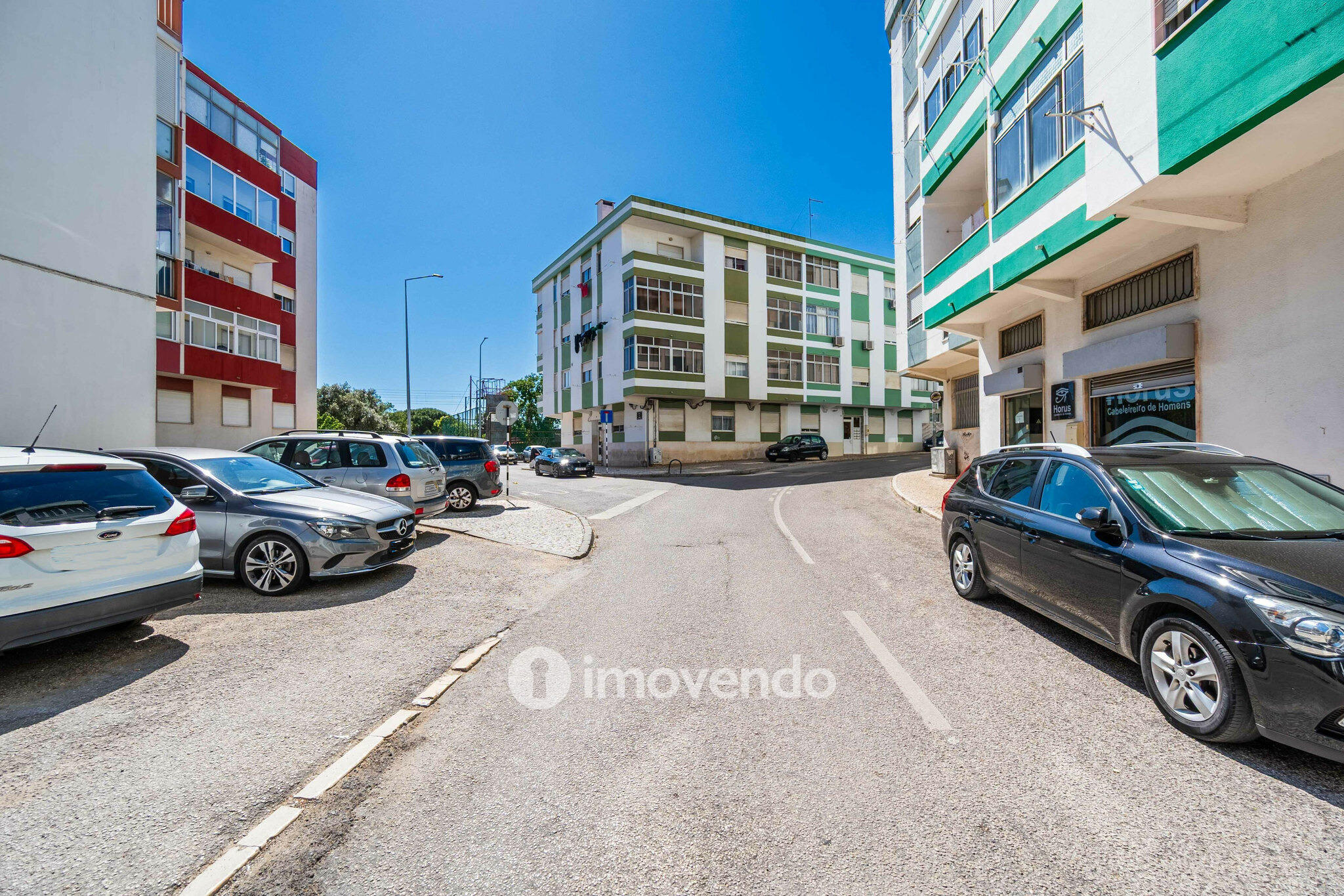 Apartamento T2, com arrecadação, no centro de Corroios