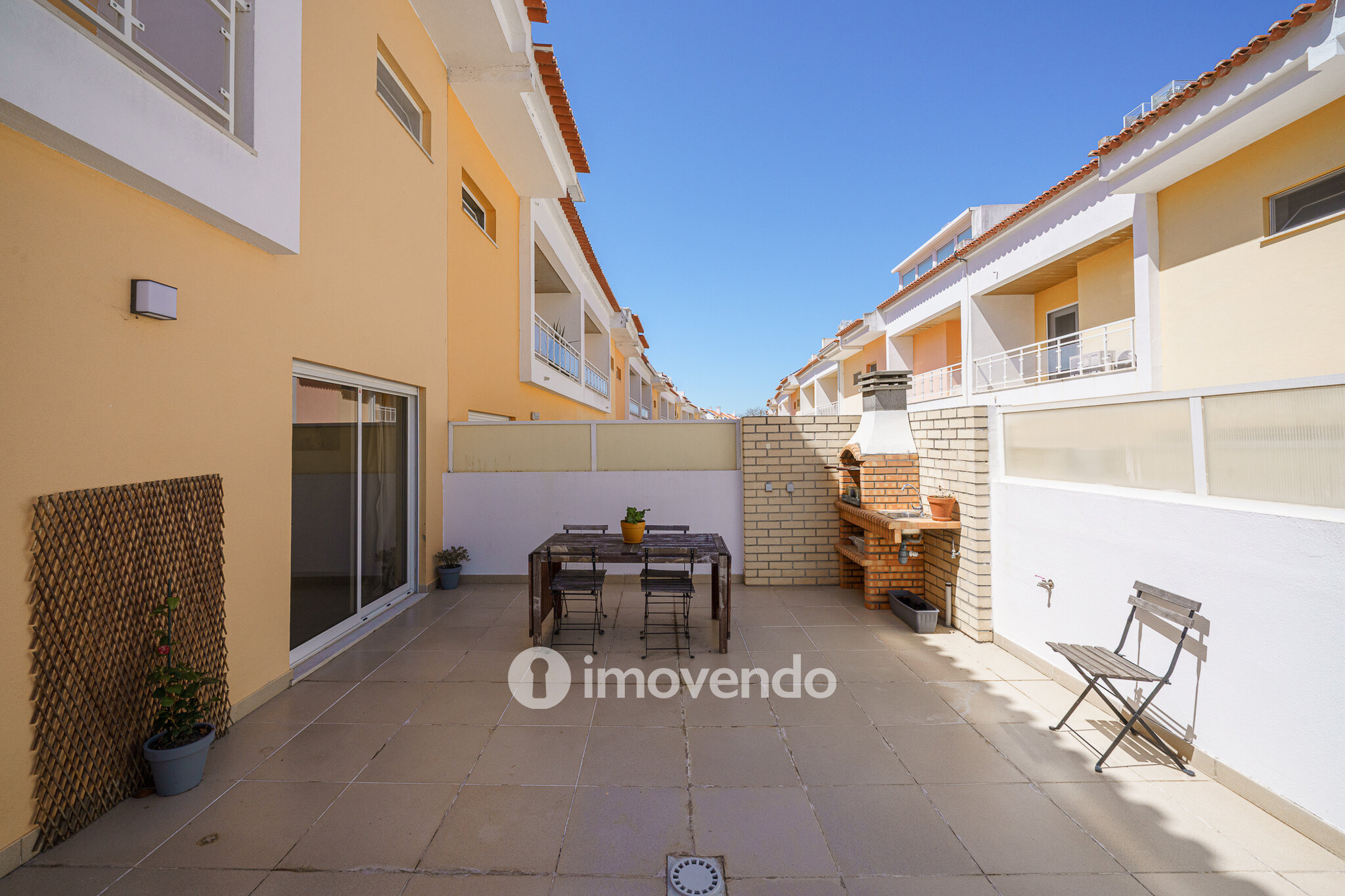 Moradia T3+1, com garagem e áreas amplas, em Alcochete