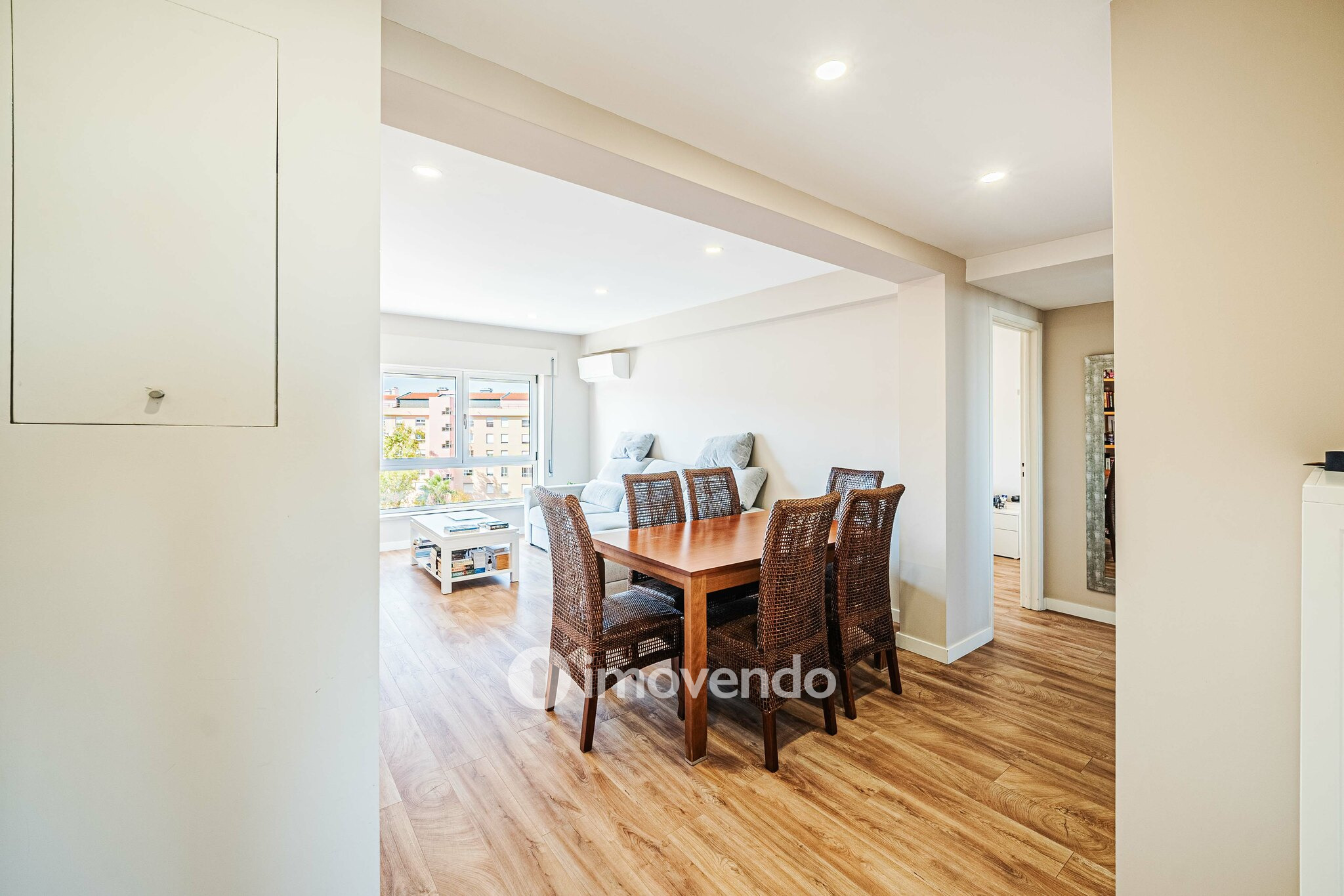 Apartamento T2 com boas áreas e muita luz natural, em Telheiras