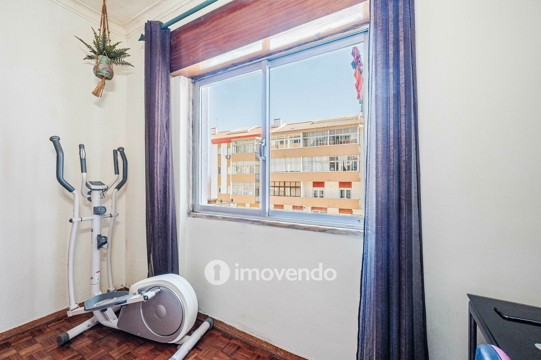 Apartamento T2, com arrecadação, no centro de Corroios