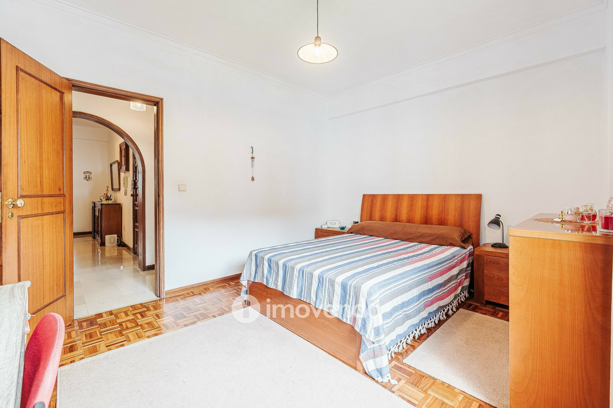 Apartamento T3, com áreas amplas e arrecadação, em Massamá