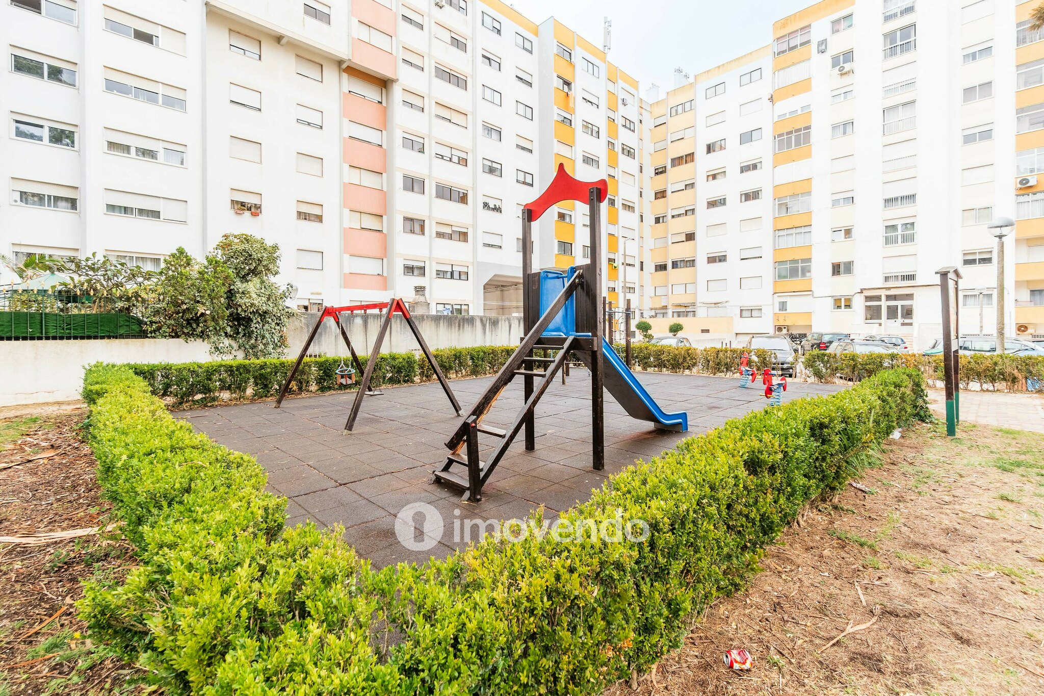 Apartamento T3, com áreas amplas e arrecadação, em Massamá