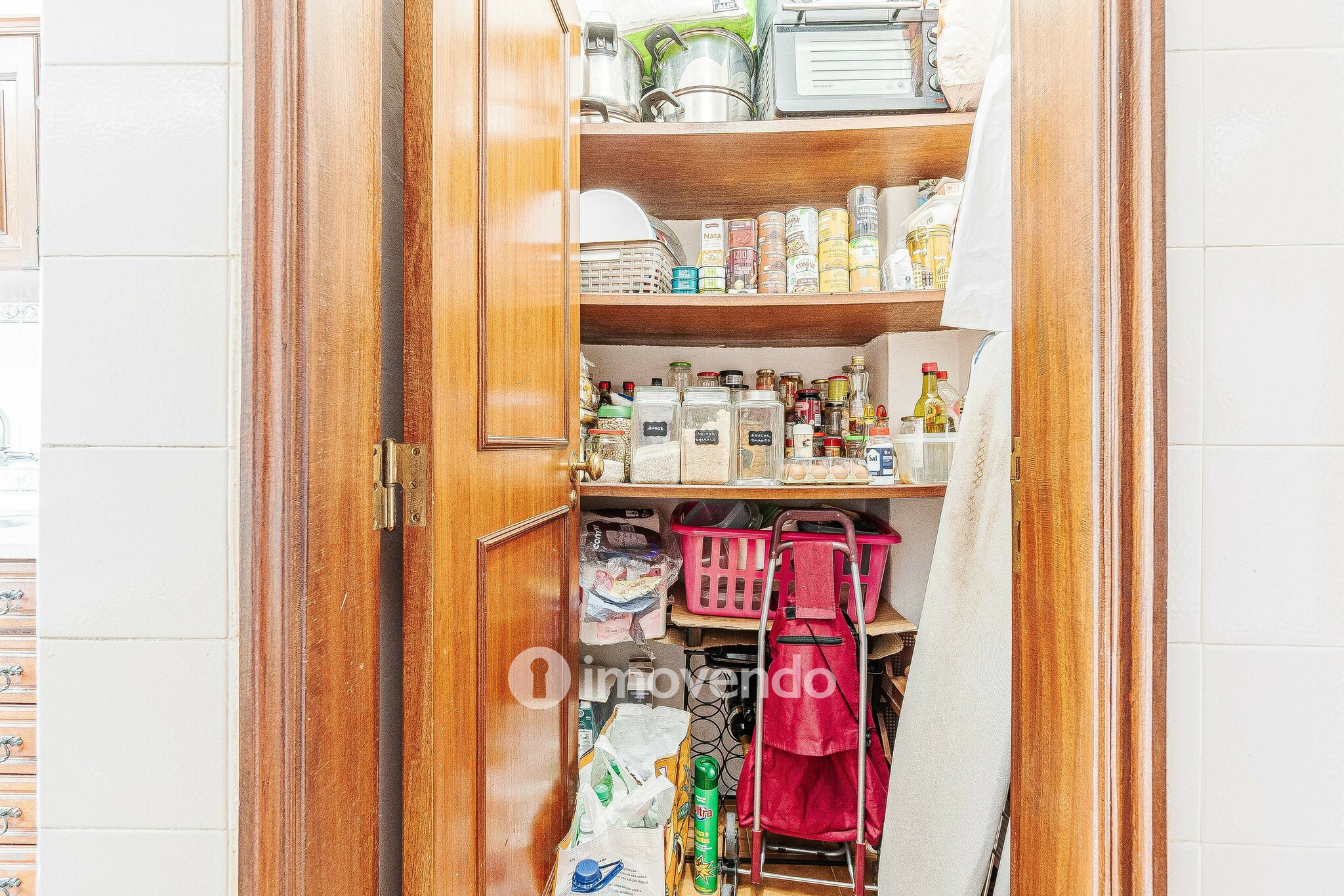 Apartamento T3, com áreas amplas e arrecadação, em Massamá