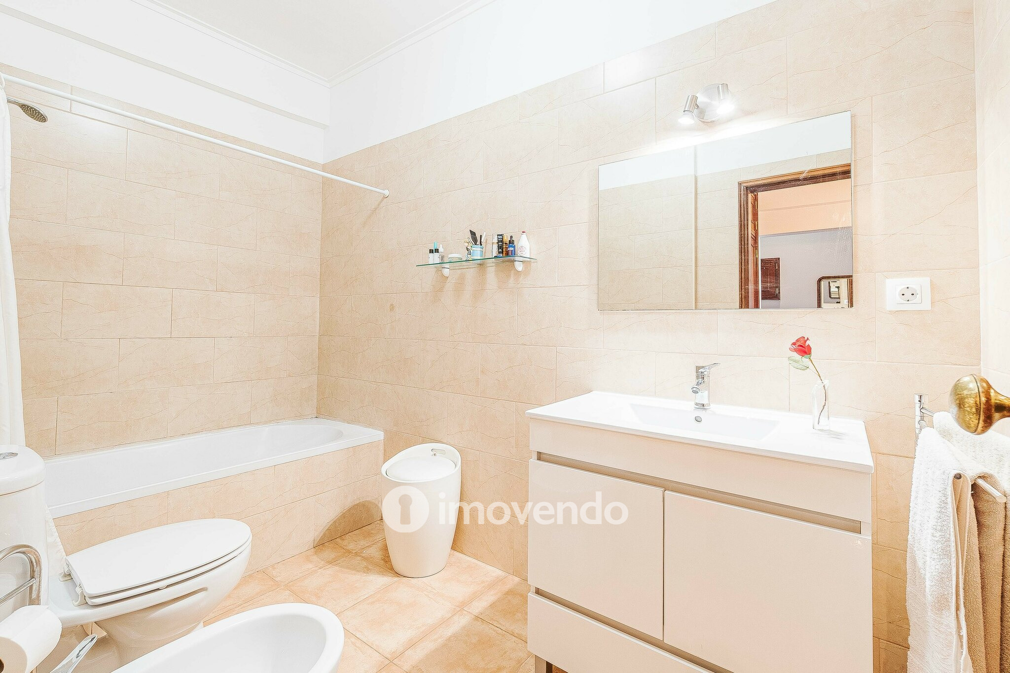 Apartamento T3, com áreas amplas e arrecadação, em Massamá