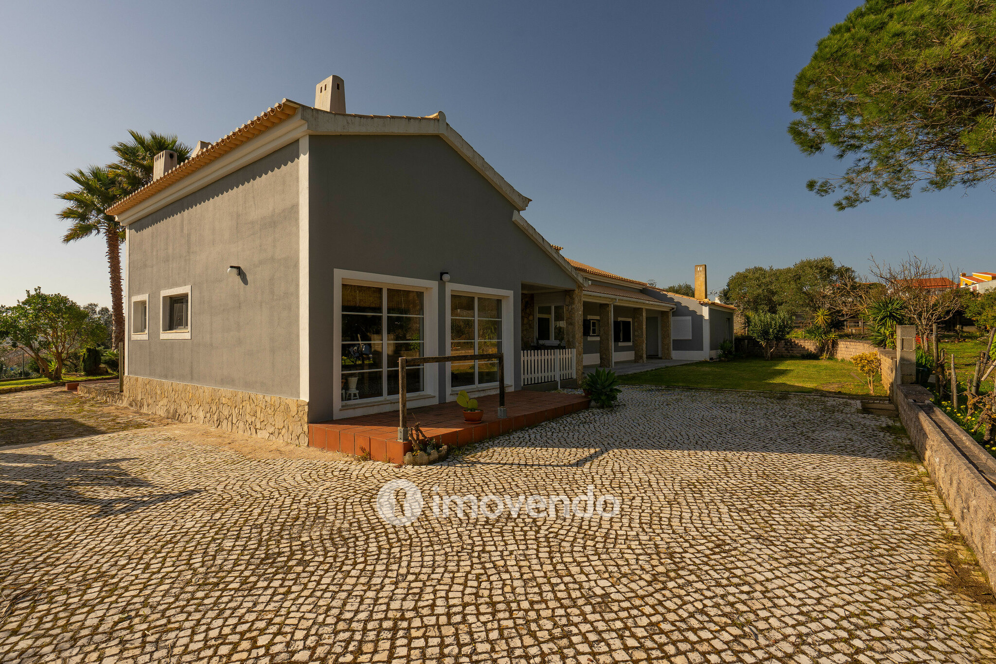 Moradia T3+1 com terreno com jardim, piscina e garagem, em Alenquer