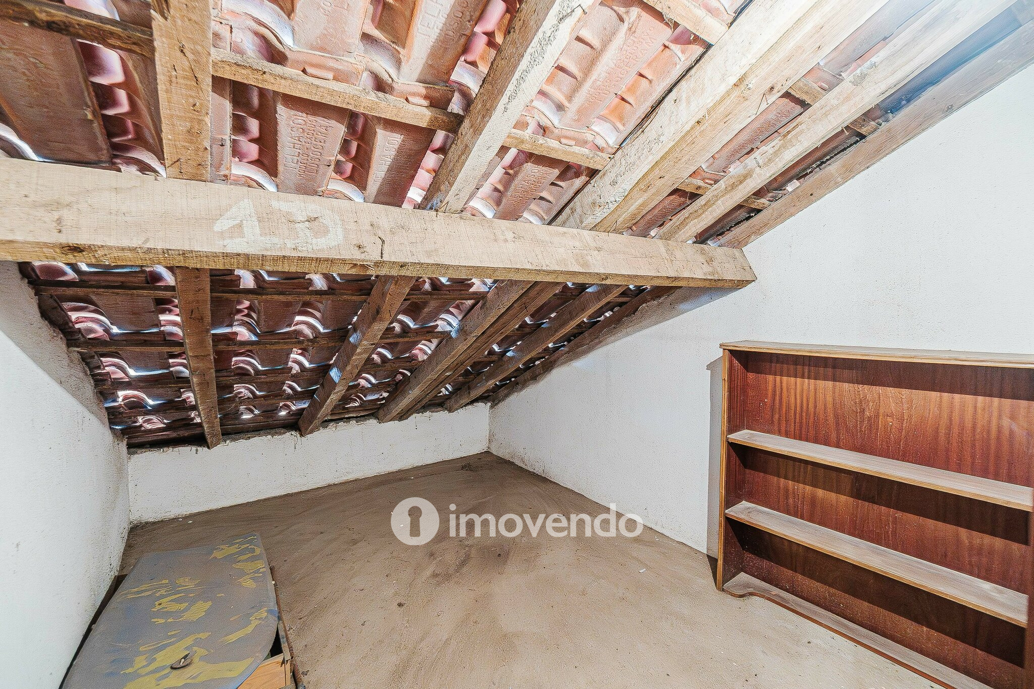 Apartamento T3, com áreas amplas e arrecadação, em Massamá