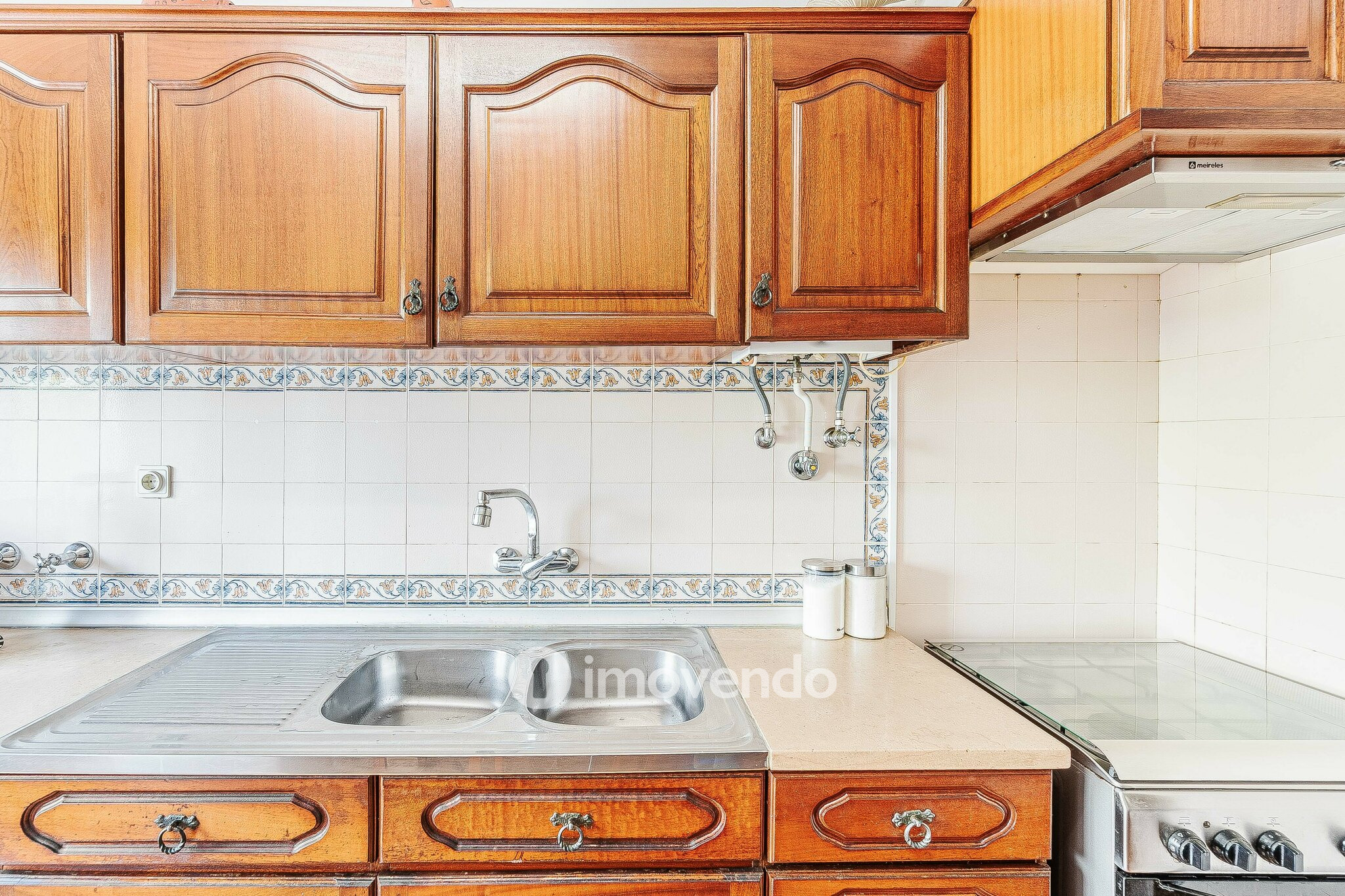 Apartamento T3, com áreas amplas e arrecadação, em Massamá