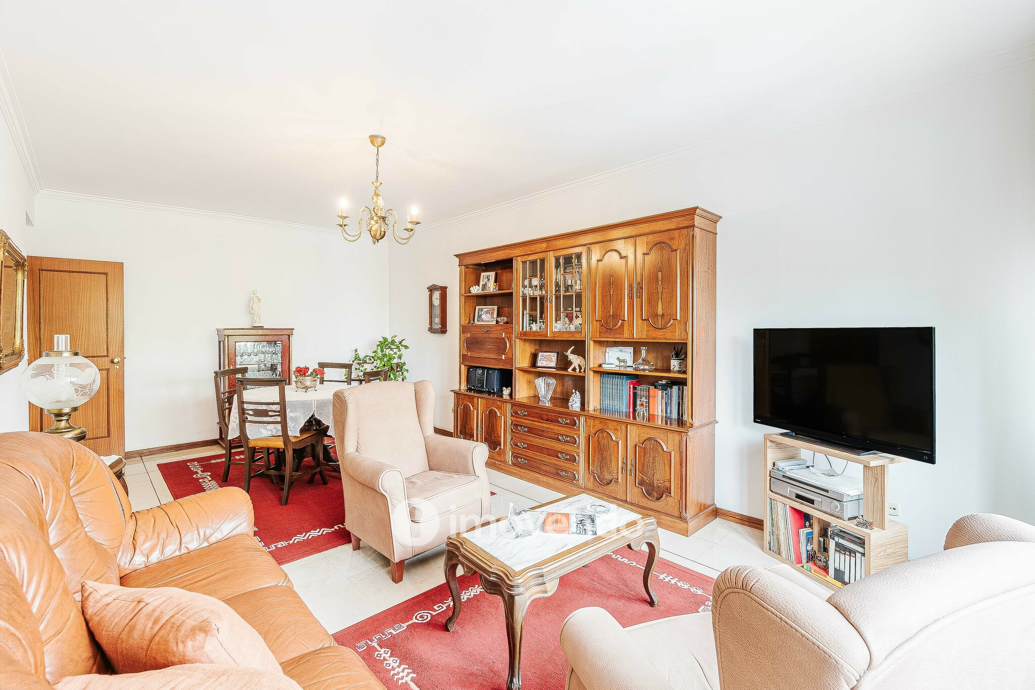 Apartamento T3, com áreas amplas e arrecadação, em Massamá