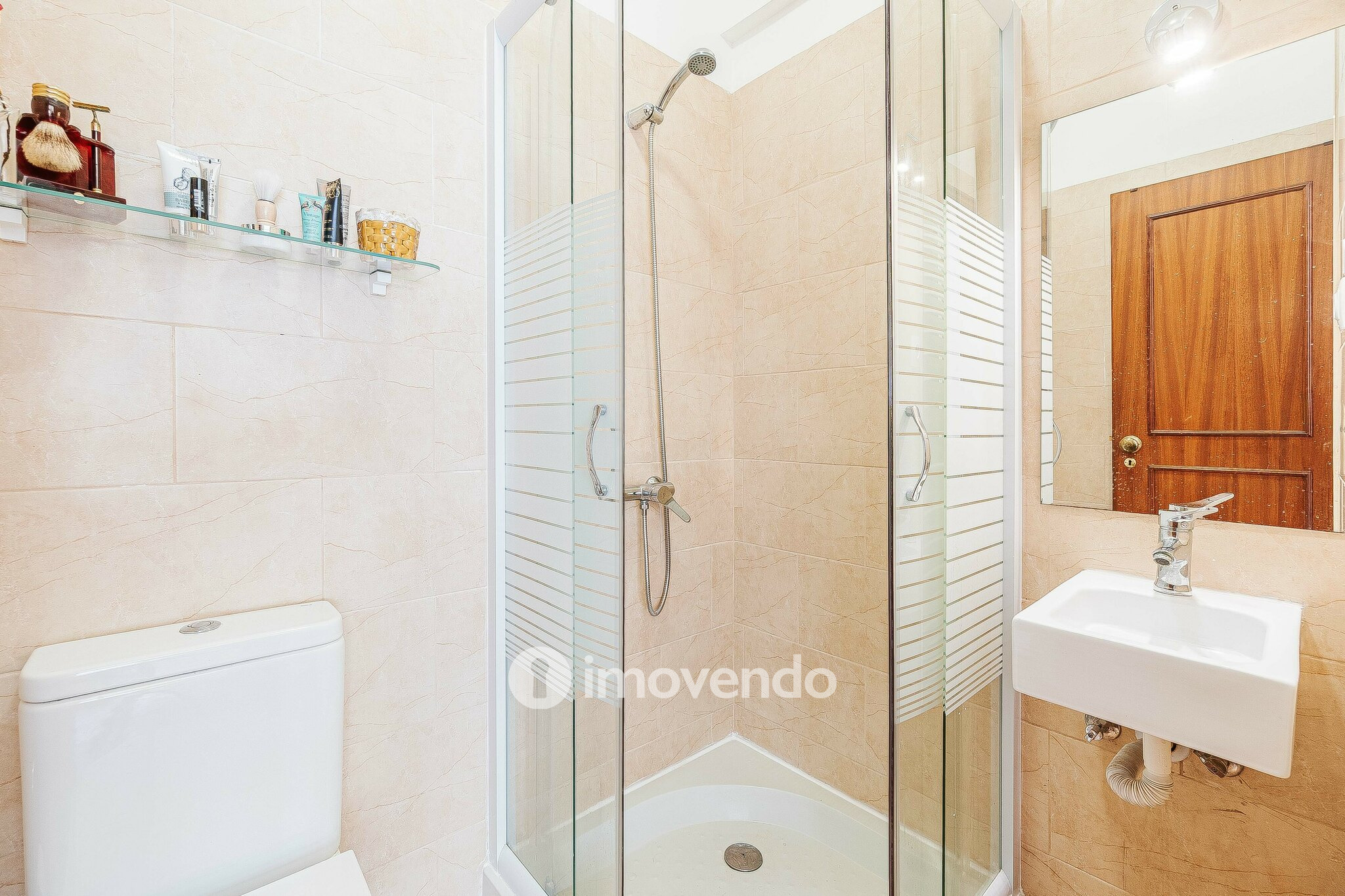 Apartamento T3, com áreas amplas e arrecadação, em Massamá