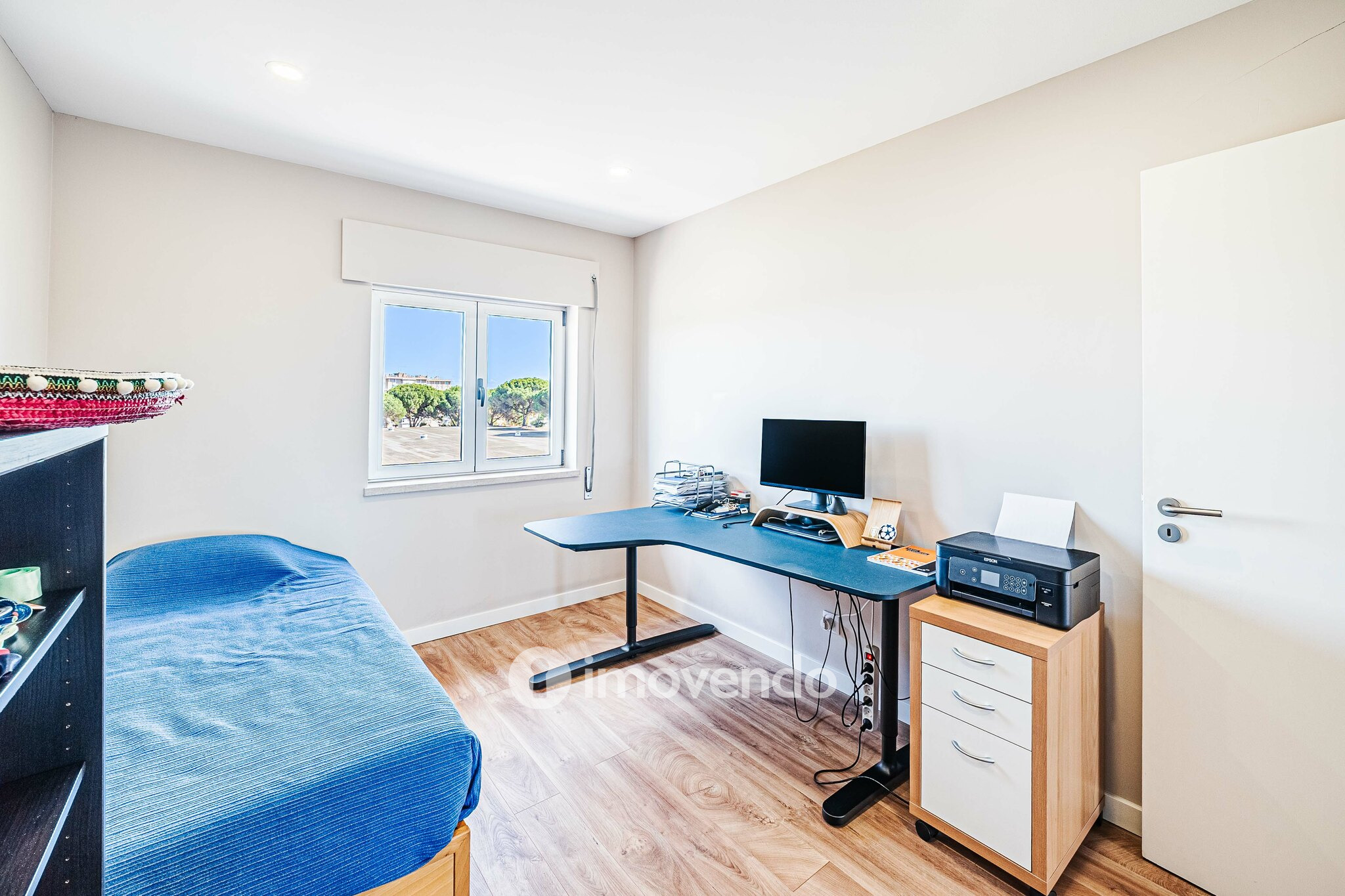 Apartamento T2 com boas áreas e muita luz natural, em Telheiras
