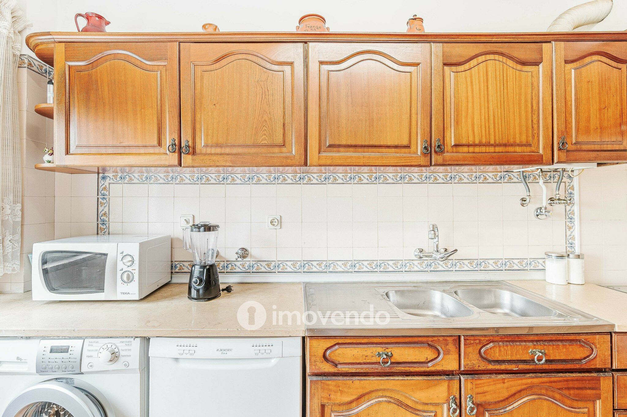 Apartamento T3, com áreas amplas e arrecadação, em Massamá