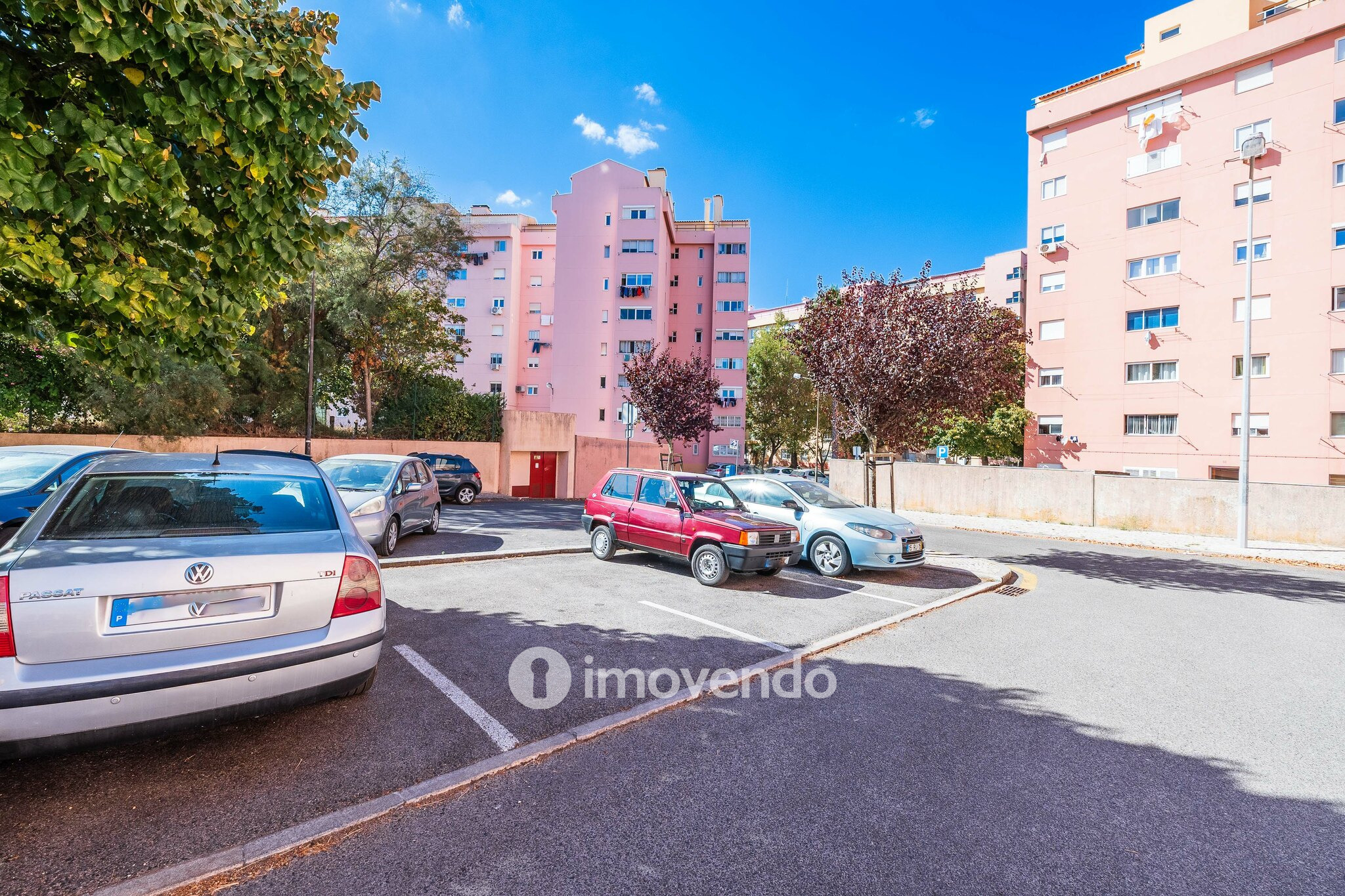 Apartamento T2 com boas áreas e muita luz natural, em Telheiras