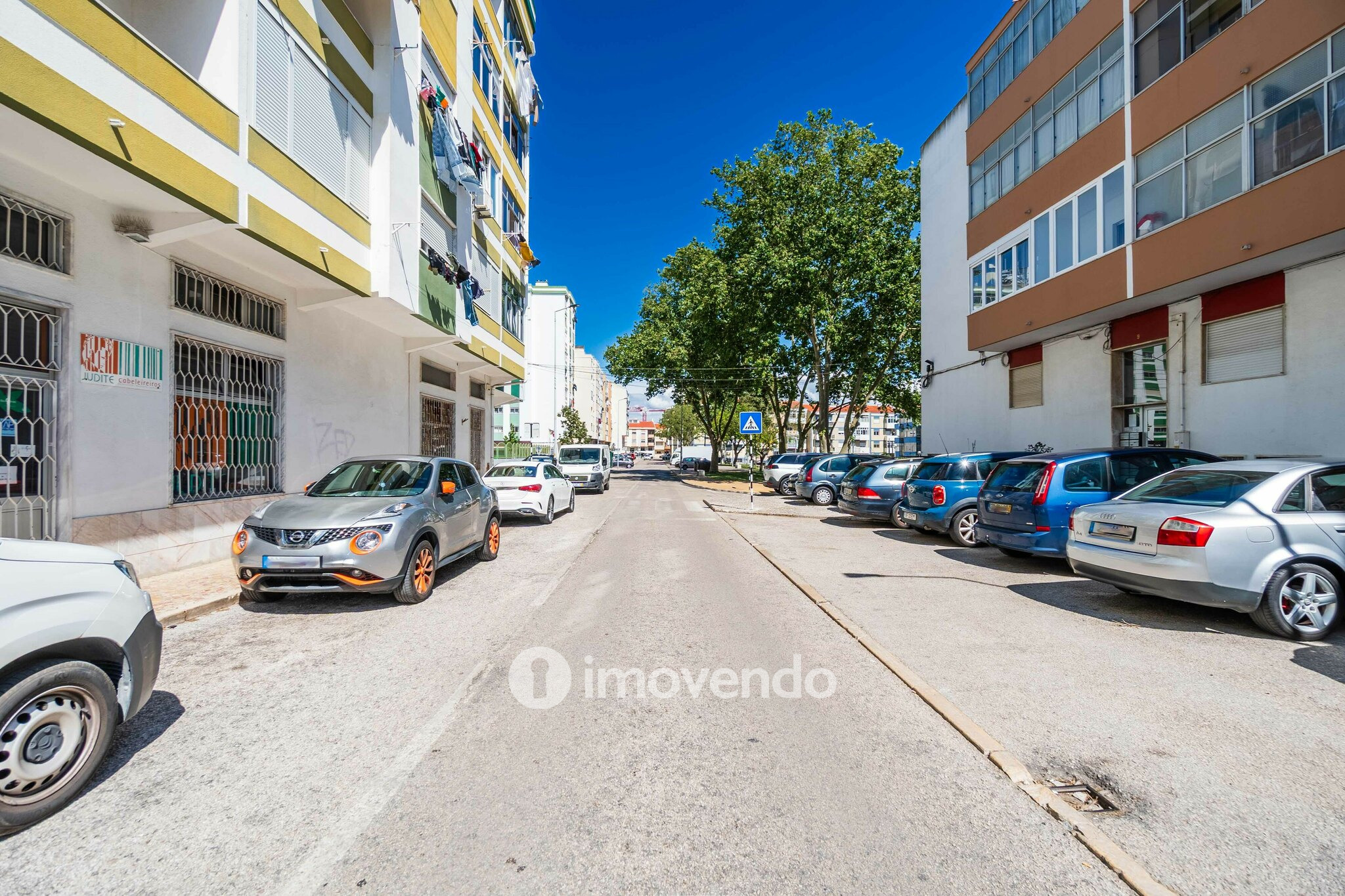 Apartamento T2, com arrecadação, no centro de Corroios