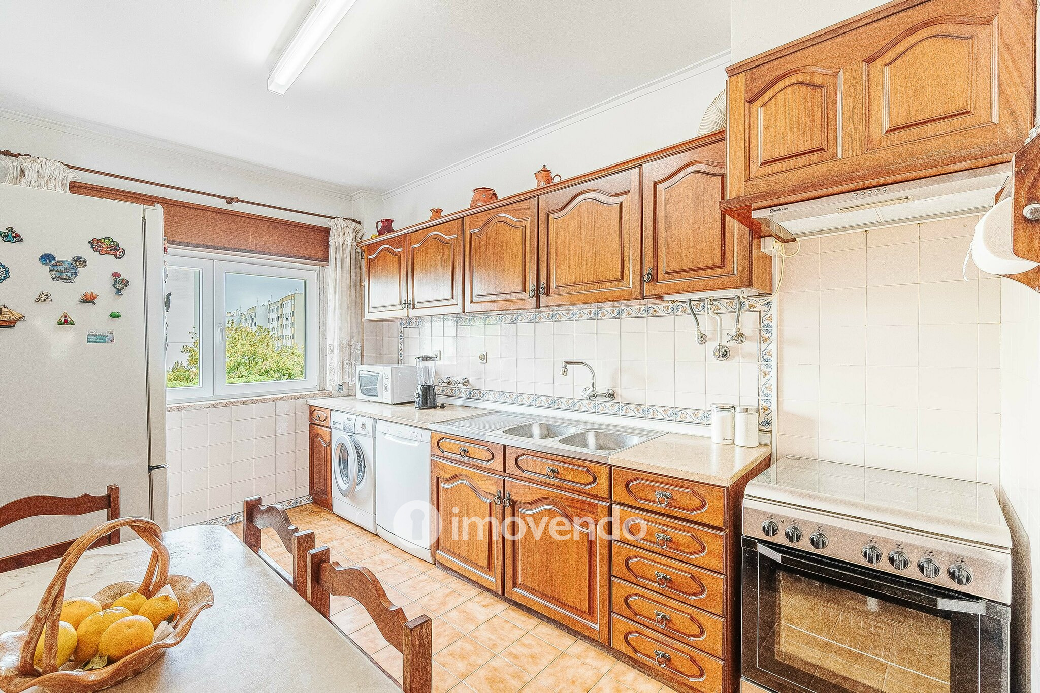 Apartamento T3, com áreas amplas e arrecadação, em Massamá