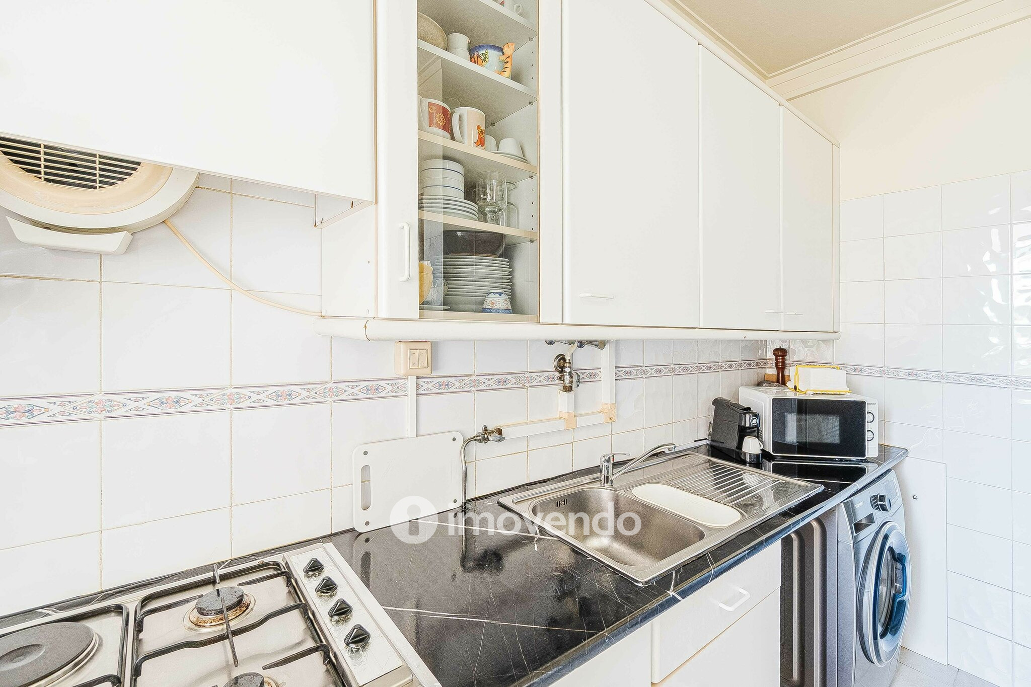 Apartamento T2, com arrecadação, no centro de Corroios