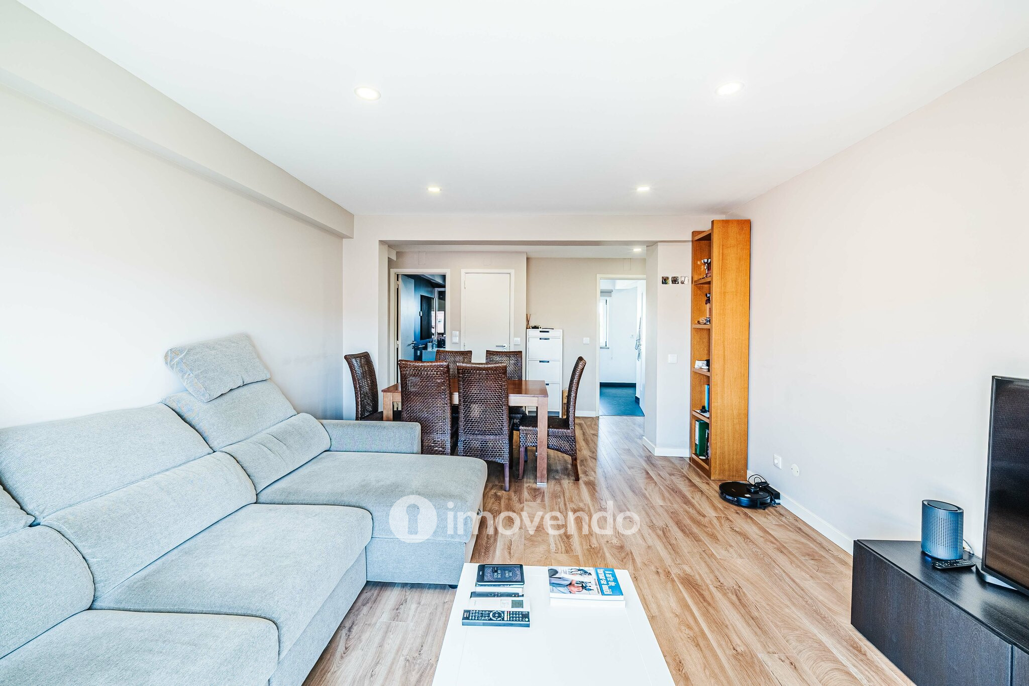 Apartamento T2 com boas áreas e muita luz natural, em Telheiras