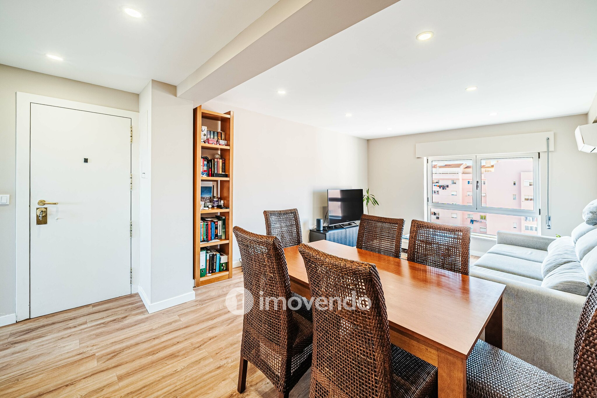 Apartamento T2 com boas áreas e muita luz natural, em Telheiras