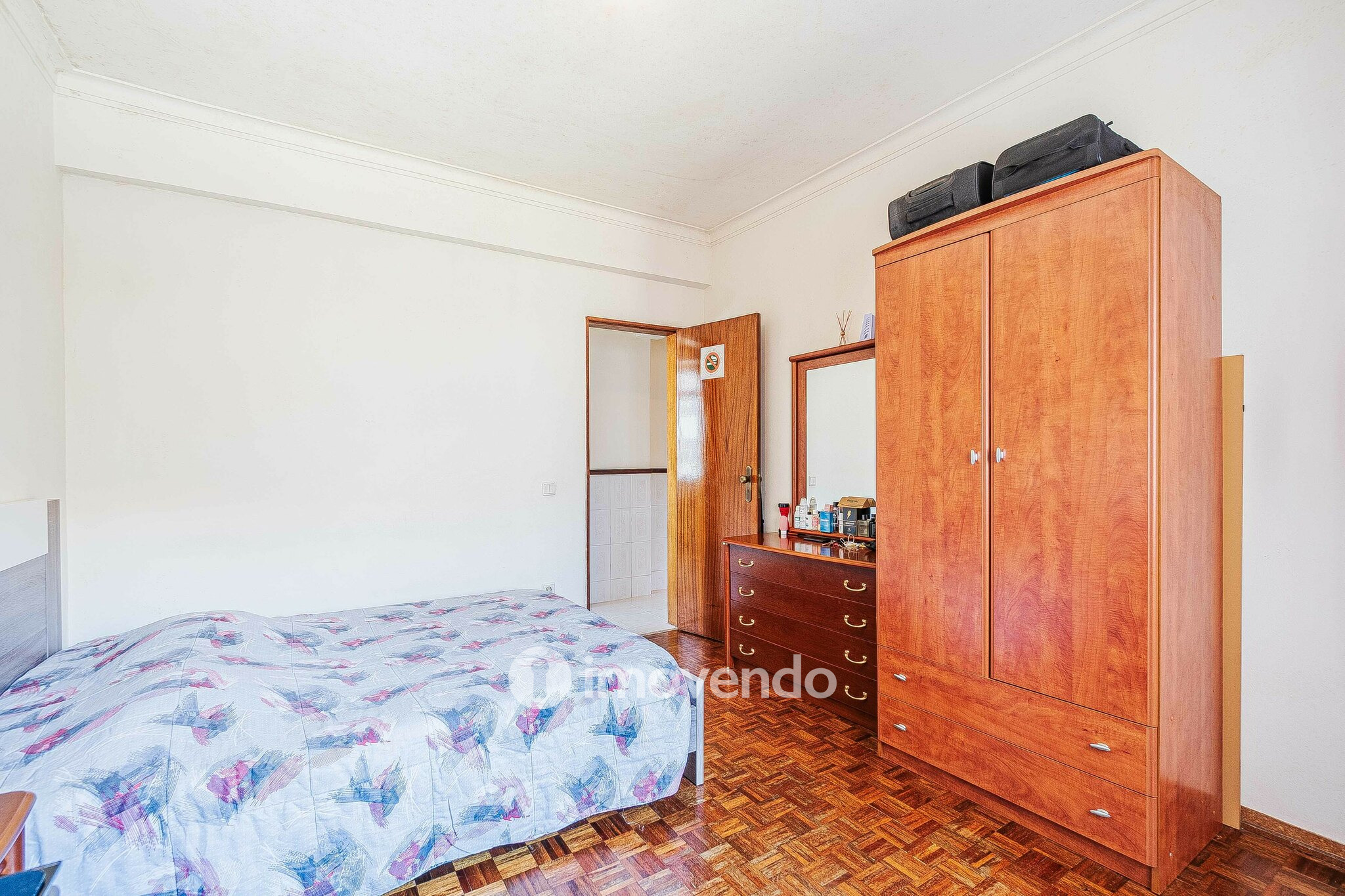 Apartamento T2, com arrecadação, no centro de Corroios
