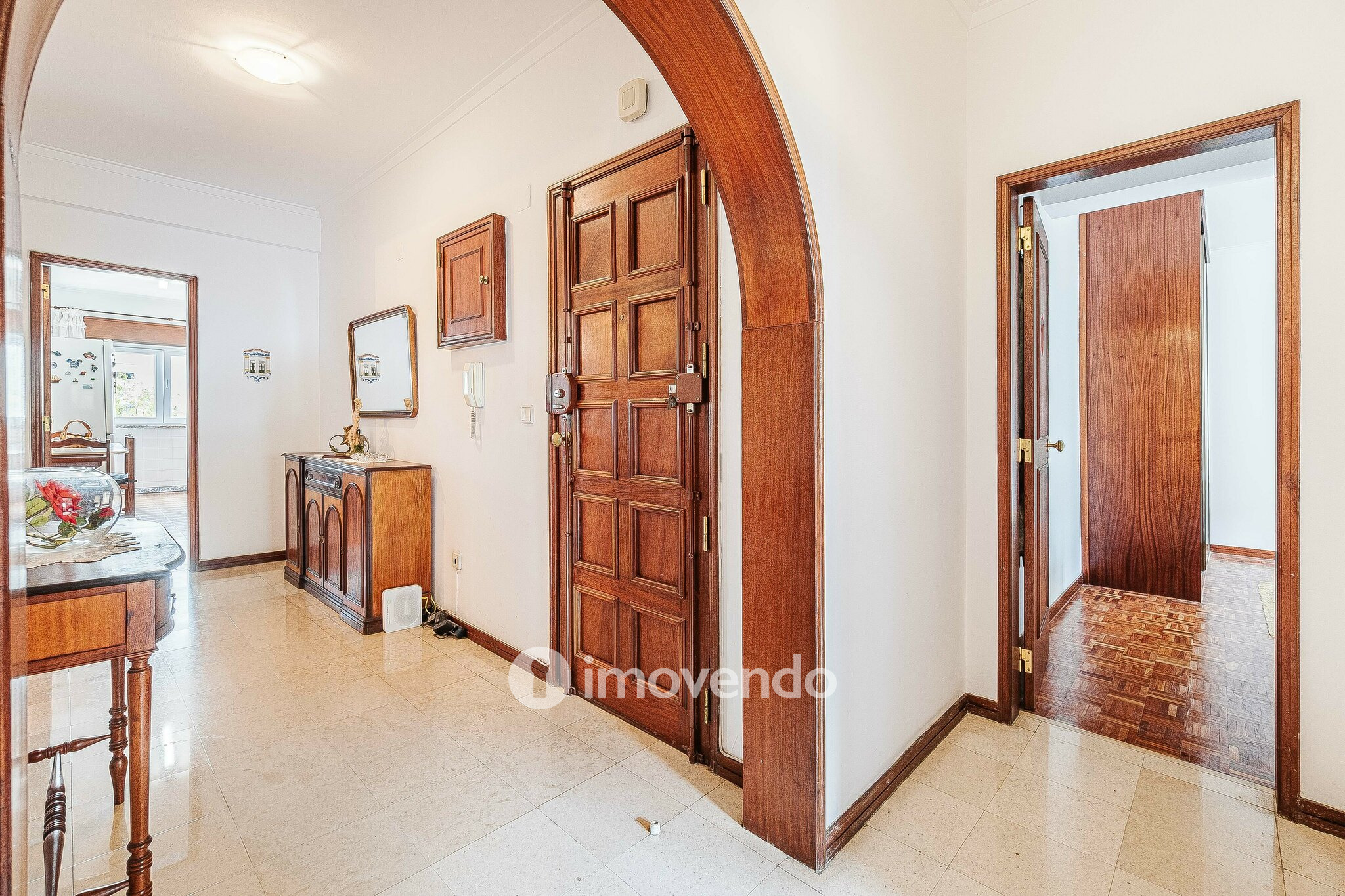 Apartamento T3, com áreas amplas e arrecadação, em Massamá