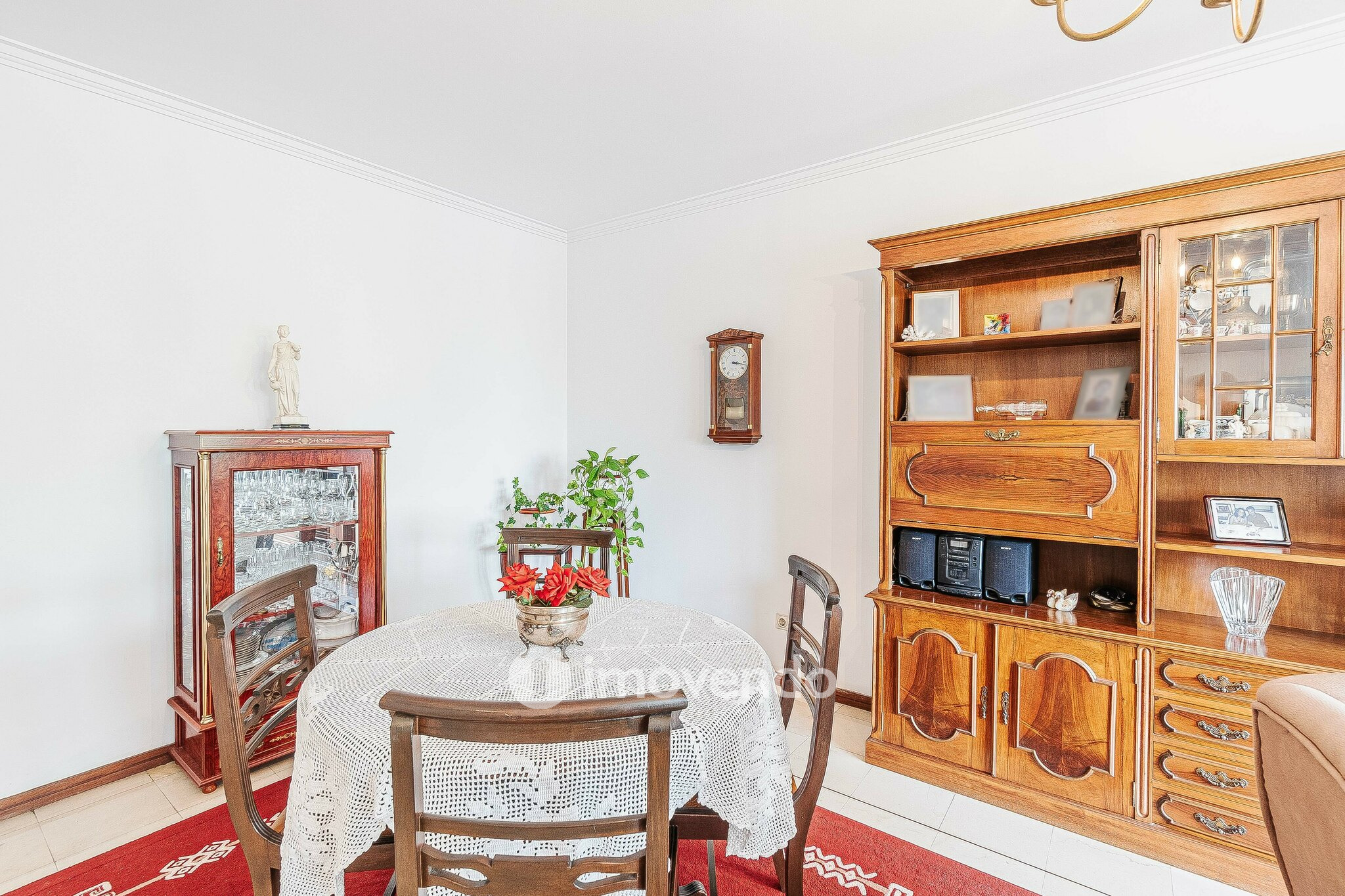 Apartamento T3, com áreas amplas e arrecadação, em Massamá