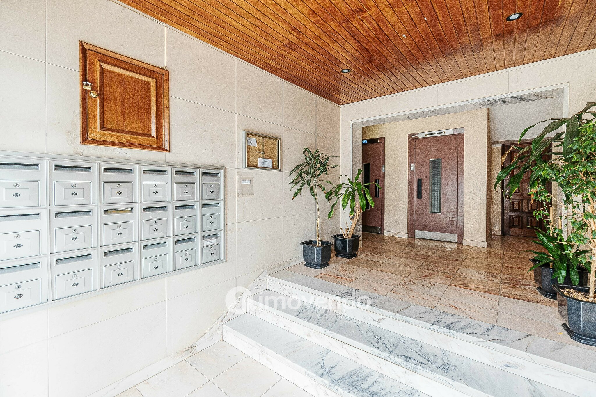 Apartamento T3, com áreas amplas e arrecadação, em Massamá