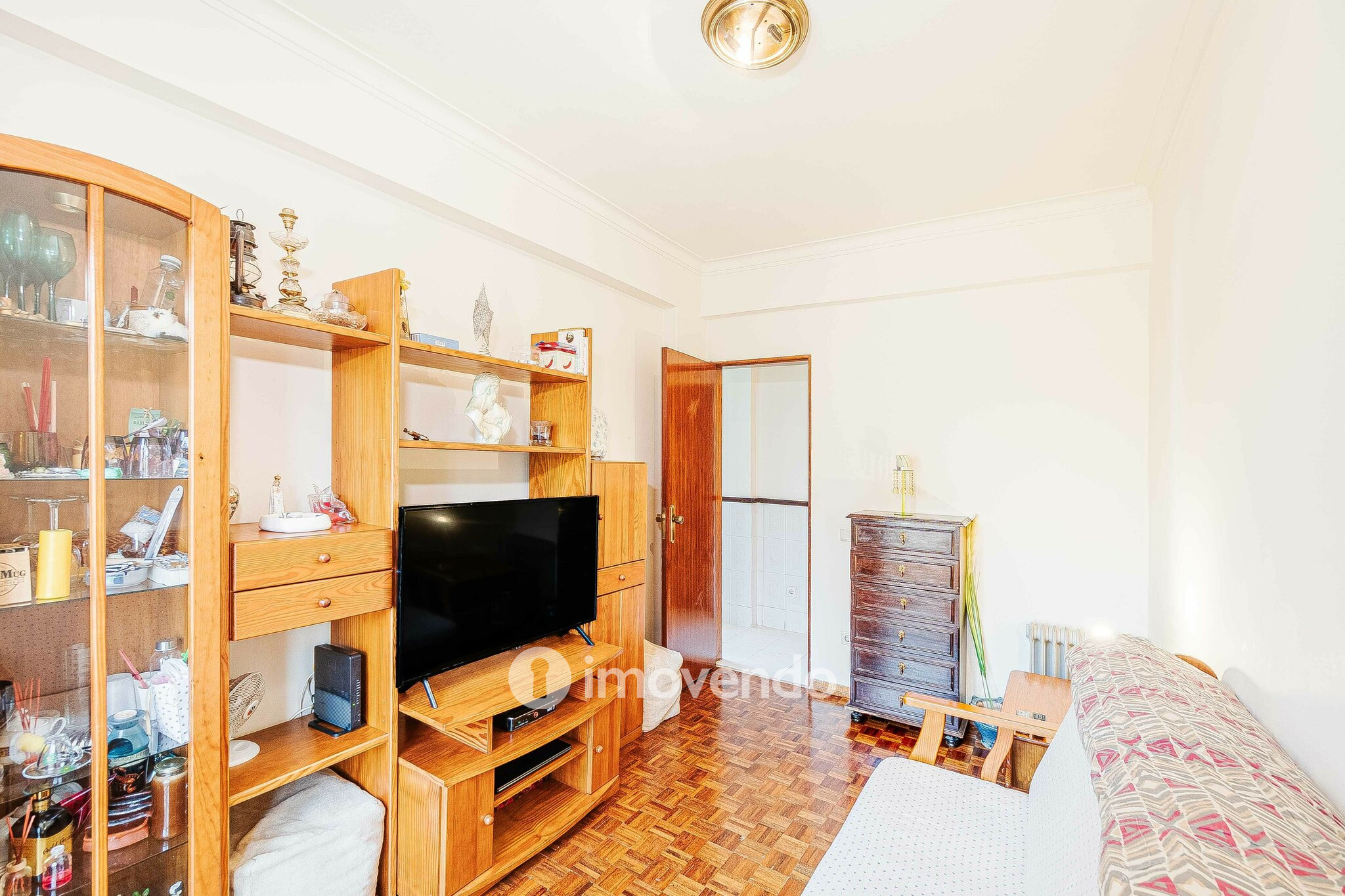 Apartamento T2, com arrecadação, no centro de Corroios