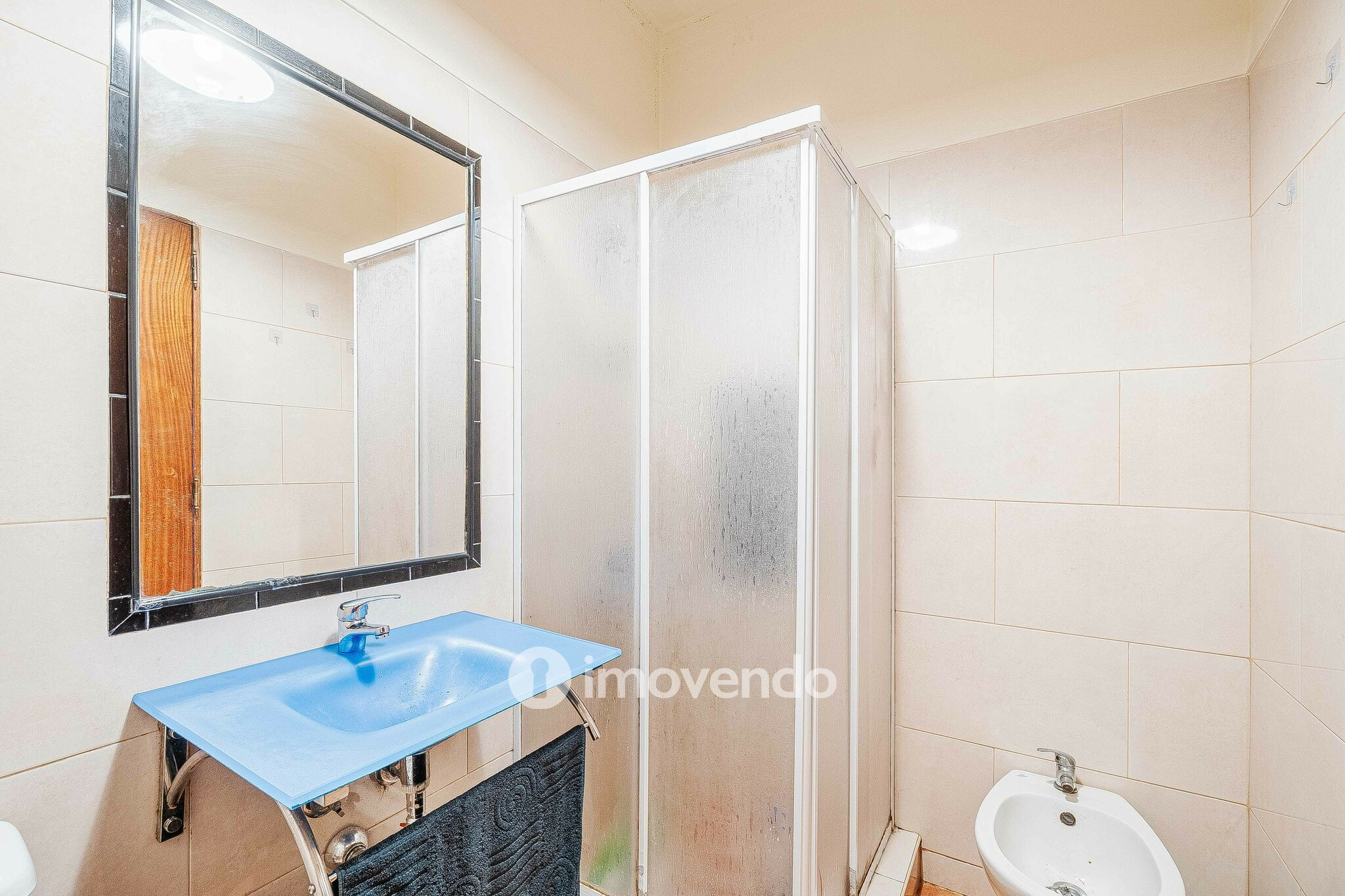Apartamento T2, com arrecadação, no centro de Corroios